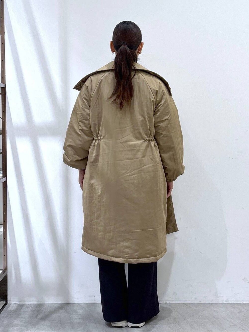 グレー系のスニーカー、イエロー系のダウンジャケット/コート、ベージュ系のTシャツ/カットソーを着用したレディースの秋コーディネートの7枚目の写真