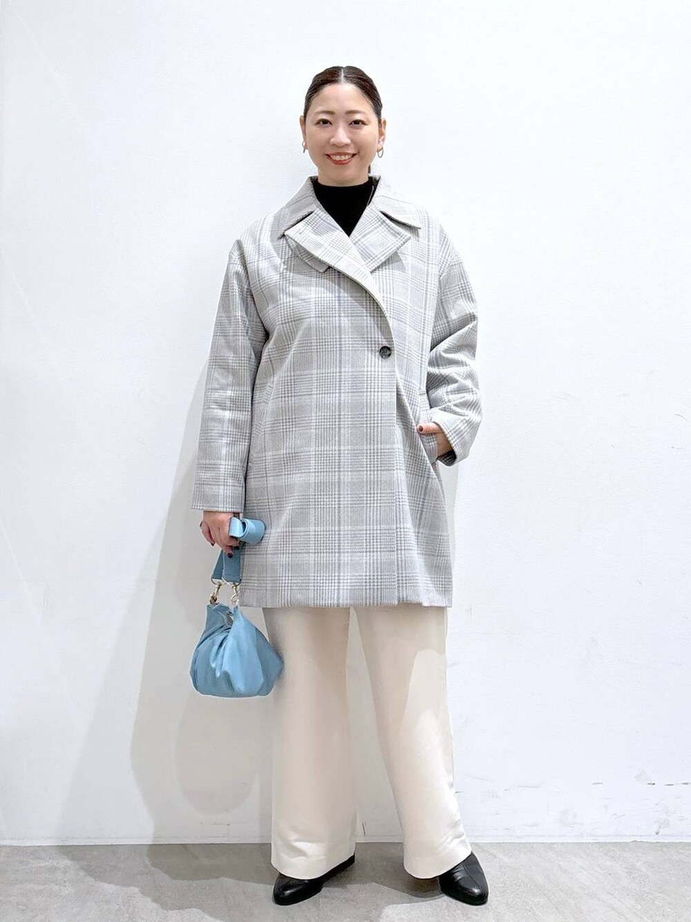 ホワイト系のその他パンツ、ホワイト系のその他パンツ、ブラック系のブーツを着用したレディースの秋コーディネートの6枚目の写真