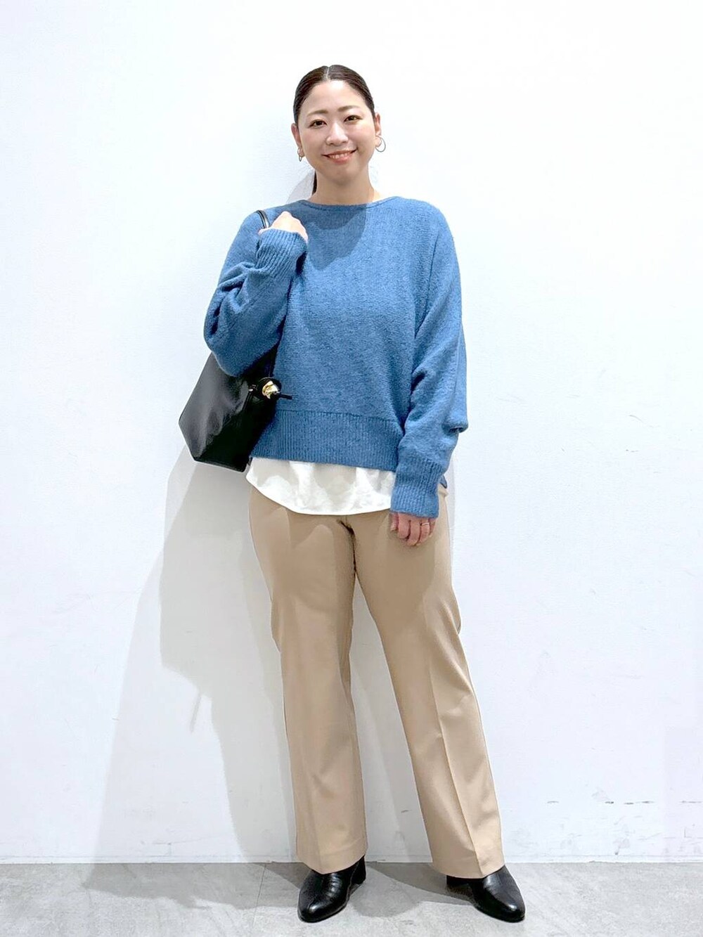 ホワイト系のシャツ/ブラウス、ブラック系のブーツ、ベージュ系のその他パンツを着用したレディースの秋コーディネートの2枚目の写真