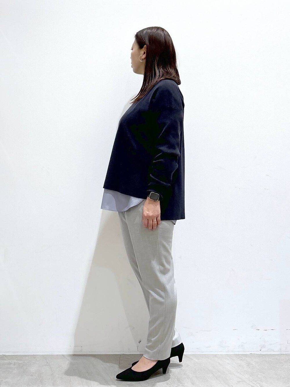 グレー系のその他パンツ、グレー系のその他パンツ、ブラック系のトートバッグを着用したレディースの冬コーディネートの3枚目の写真