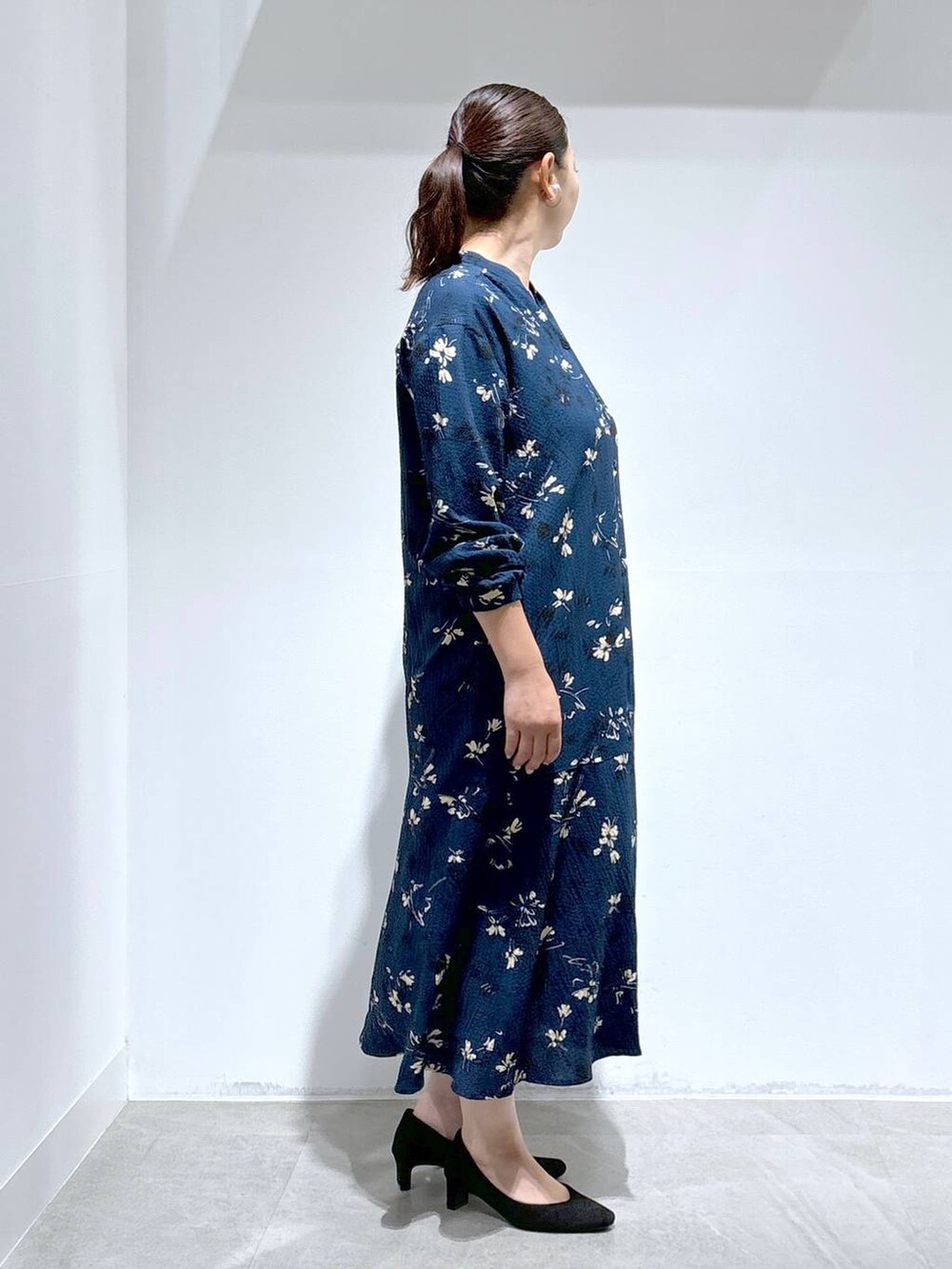 ブラック系のハンドバッグ、ブラック系のパンプスを着用したレディースの秋コーディネートの5枚目の写真