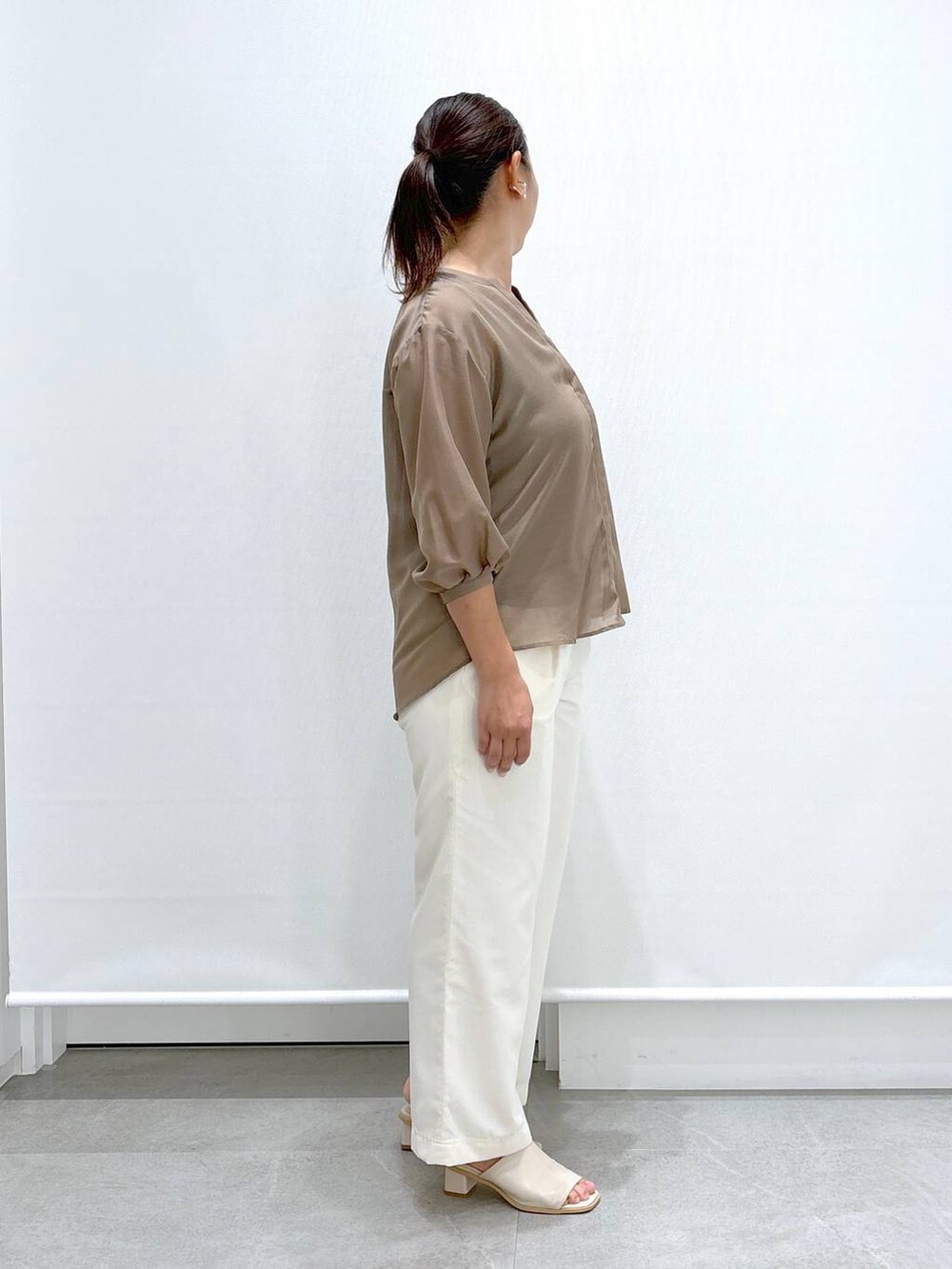 ホワイト系のサンダル、ホワイト系のその他パンツ、ブラウン系のシャツ/ブラウスを着用したレディースの秋コーディネートの5枚目の写真