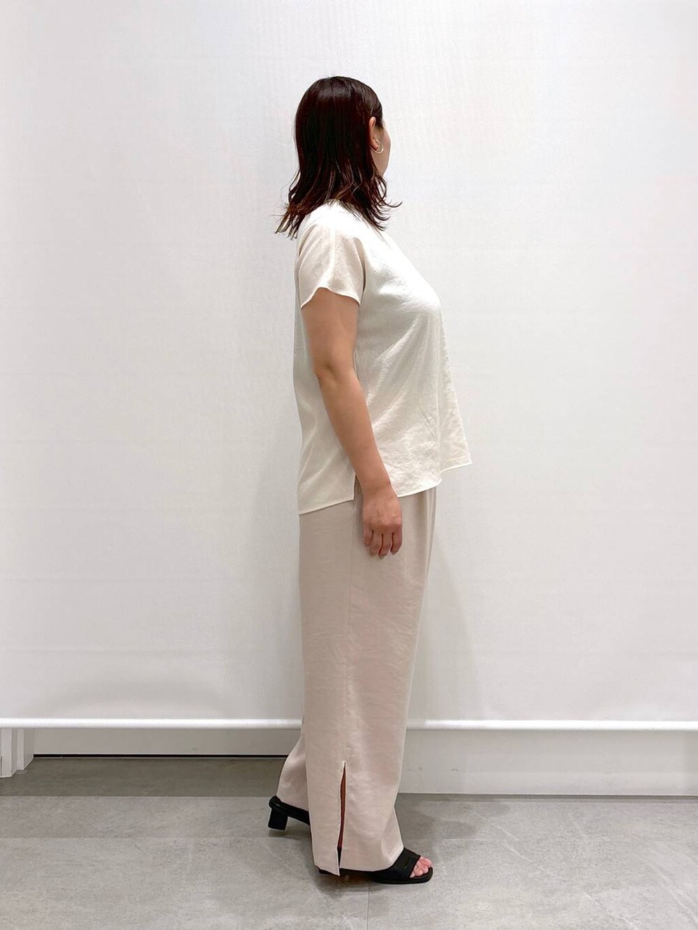 ブラック系のサンダル、ブラック系のハンドバッグ、ベージュ系のその他パンツを着用したレディースの夏コーディネートの4枚目の写真