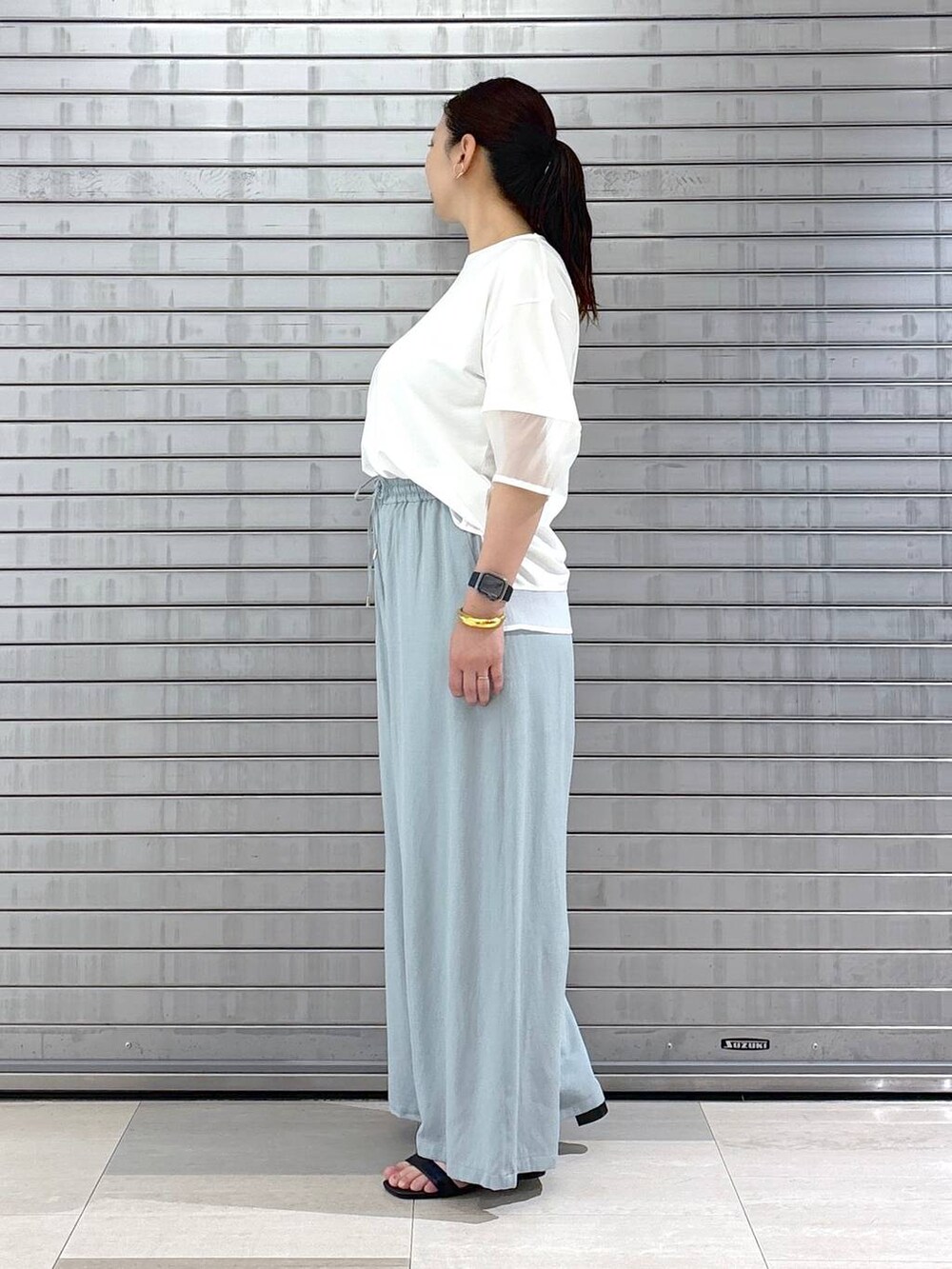 ホワイト系のTシャツ/カットソー、グリーン系のその他パンツを着用したレディースの春コーディネートの3枚目の写真