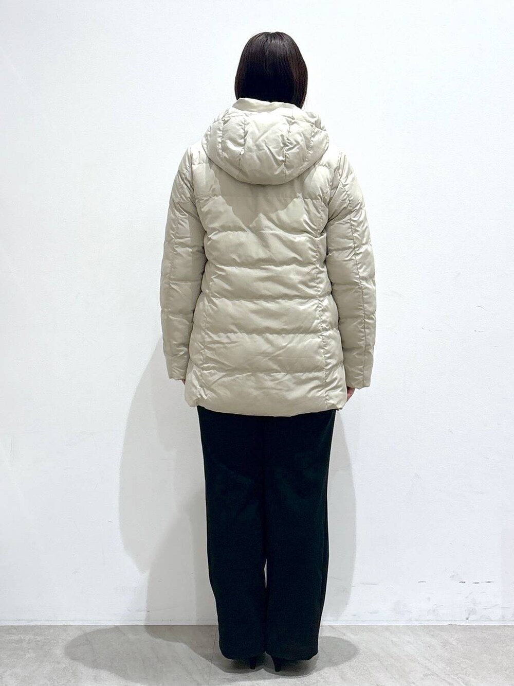 ホワイト系のシャツ/ブラウス、ブラック系のその他パンツ、ブラック系のその他パンツを着用したレディースの冬コーディネートの6枚目の写真