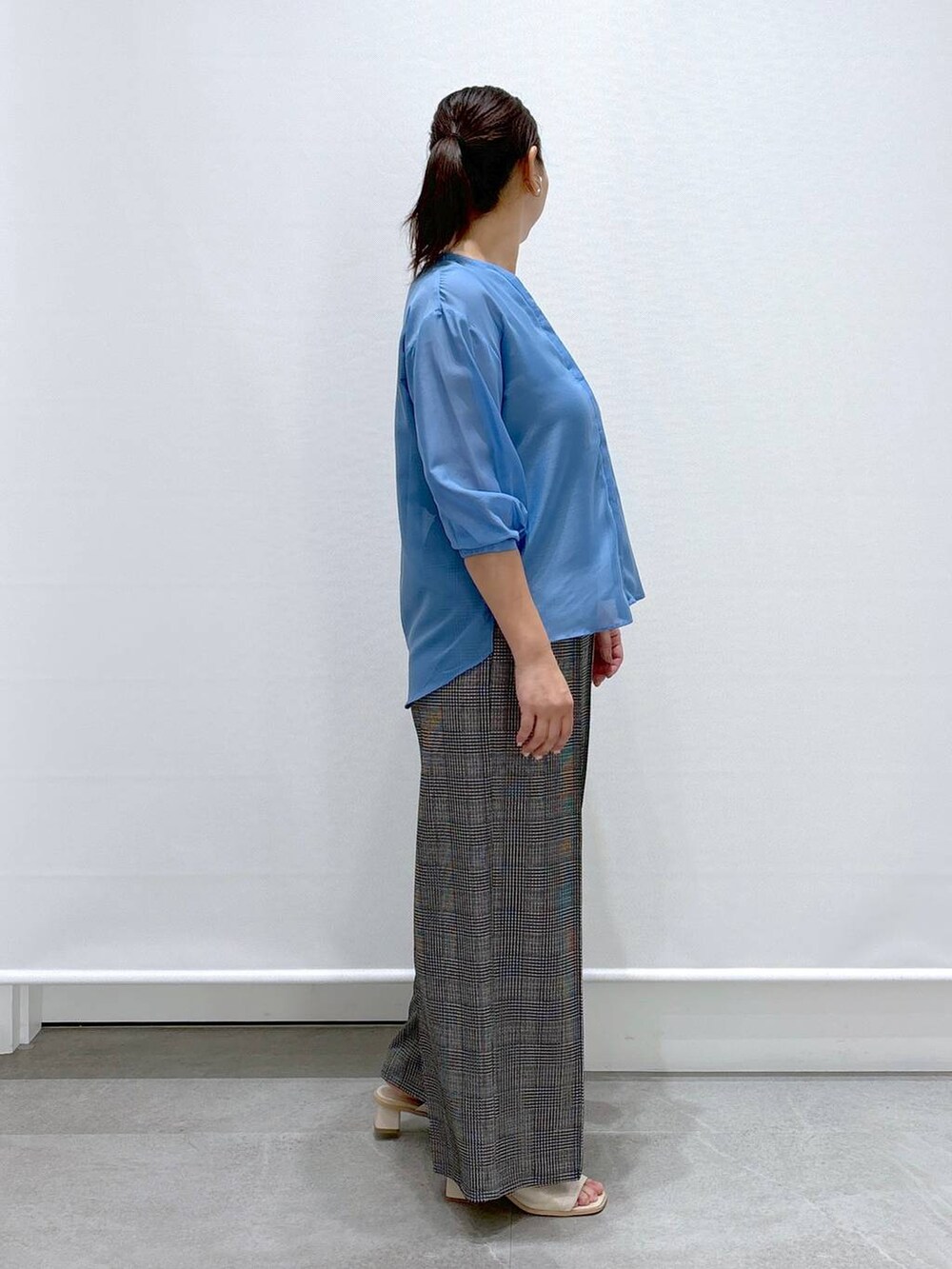 ホワイト系のサンダル、ホワイト系のトートバッグ、ブルー系のシャツ/ブラウスを着用したレディースの夏コーディネートの5枚目の写真