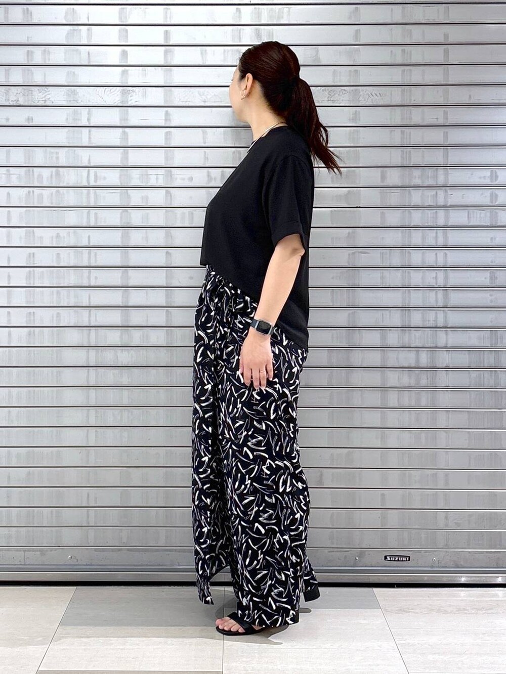 ブラック系のその他パンツ、ブラック系のシャツ/ブラウス、ブラック系のハンドバッグを着用したレディースの春コーディネートの2枚目の写真