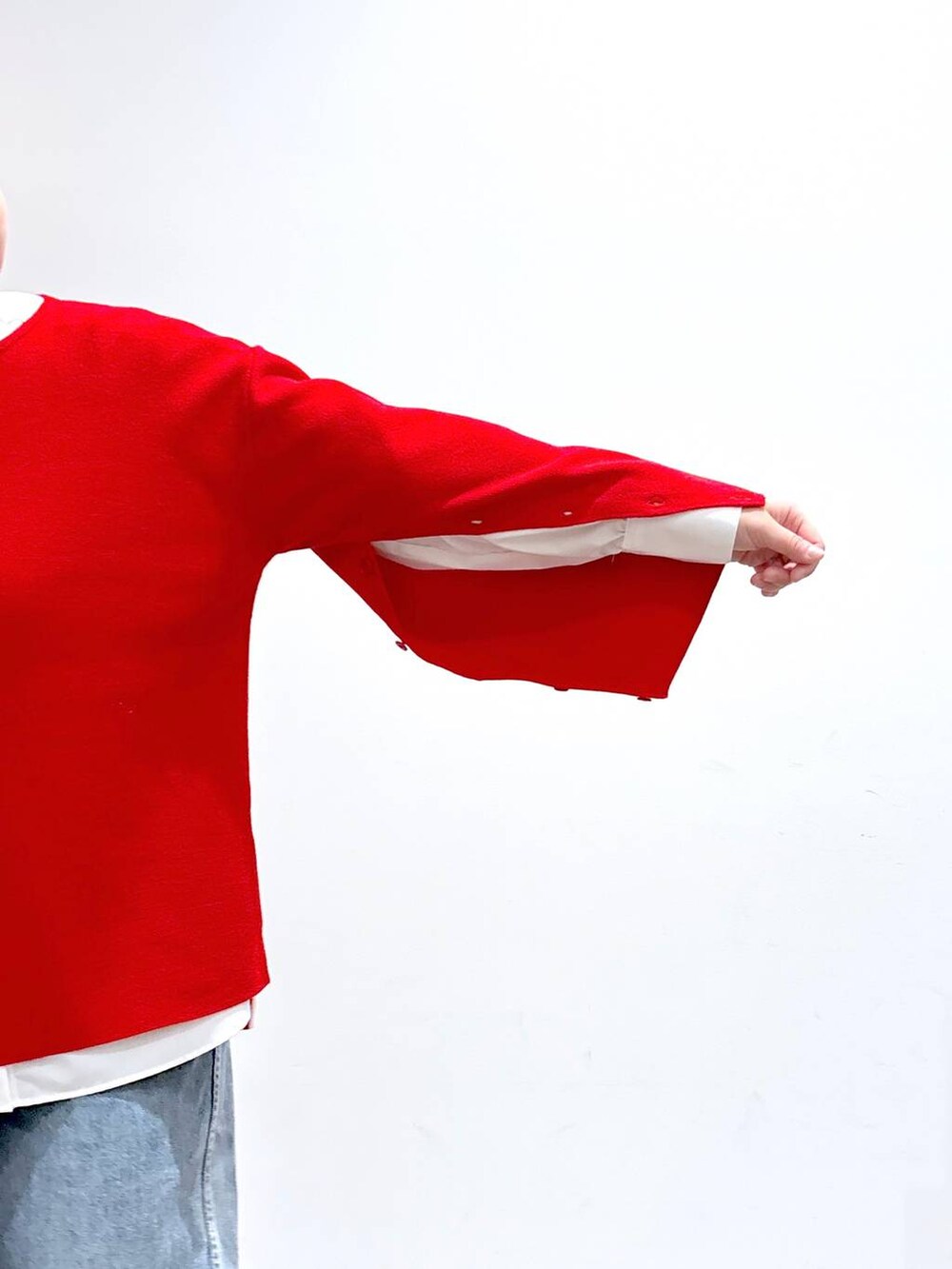ブルー系のデニムパンツ、ホワイト系のシャツ/ブラウスを着用したレディースの冬コーディネートの3枚目の写真