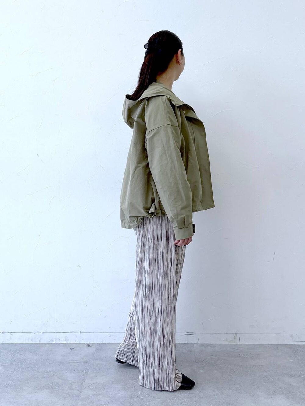 ブラック系のトートバッグ、ブラック系のパンプス、ホワイト系のその他パンツを着用したレディースの冬コーディネートの5枚目の写真