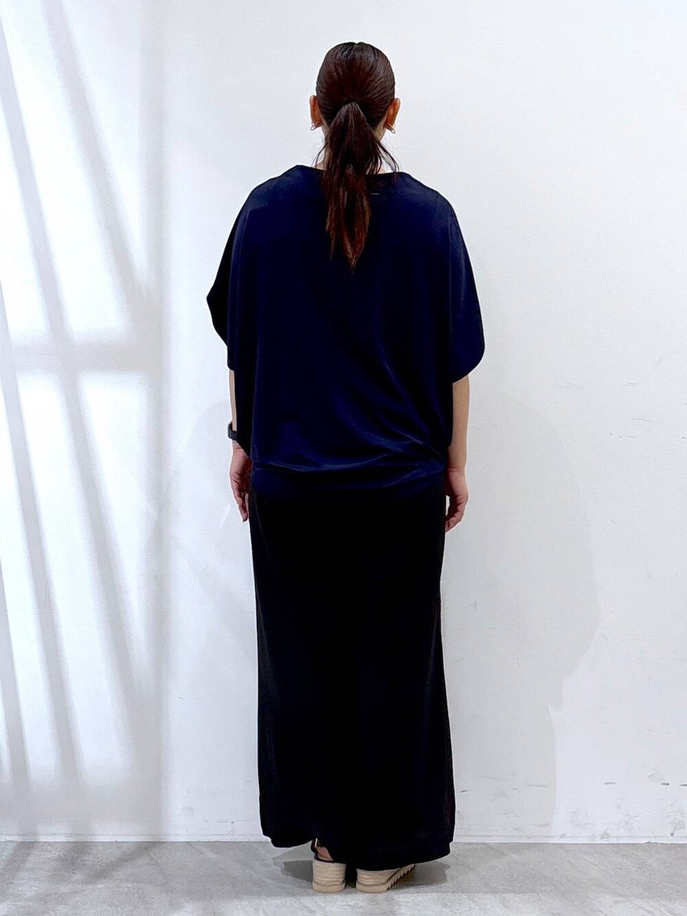 ブラック系のその他パンツ、イエロー系のハンドバッグ、ブルー系のTシャツ/カットソーを着用したレディースの夏コーディネートの4枚目の写真
