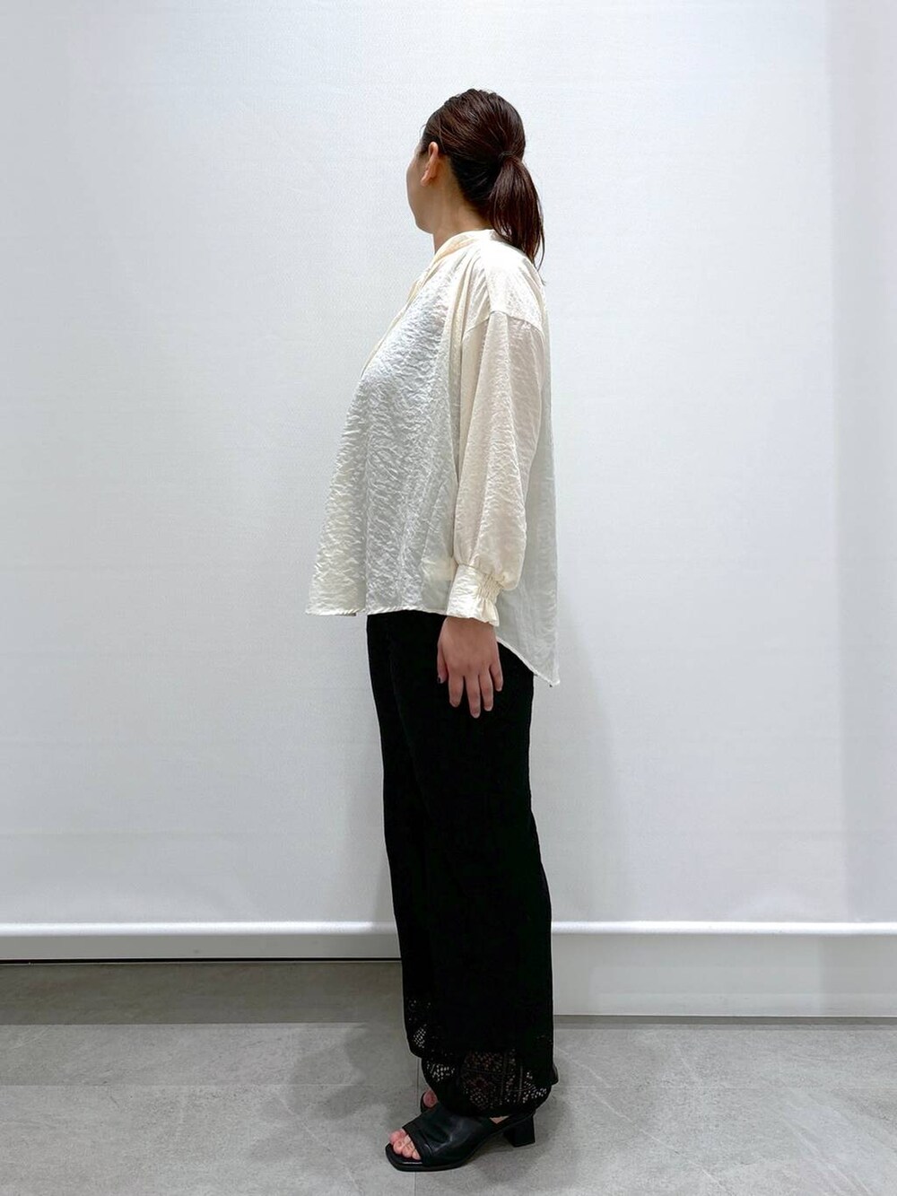 ホワイト系のシャツ/ブラウス、ブラック系のサンダルを着用したレディースの春コーディネートの3枚目の写真