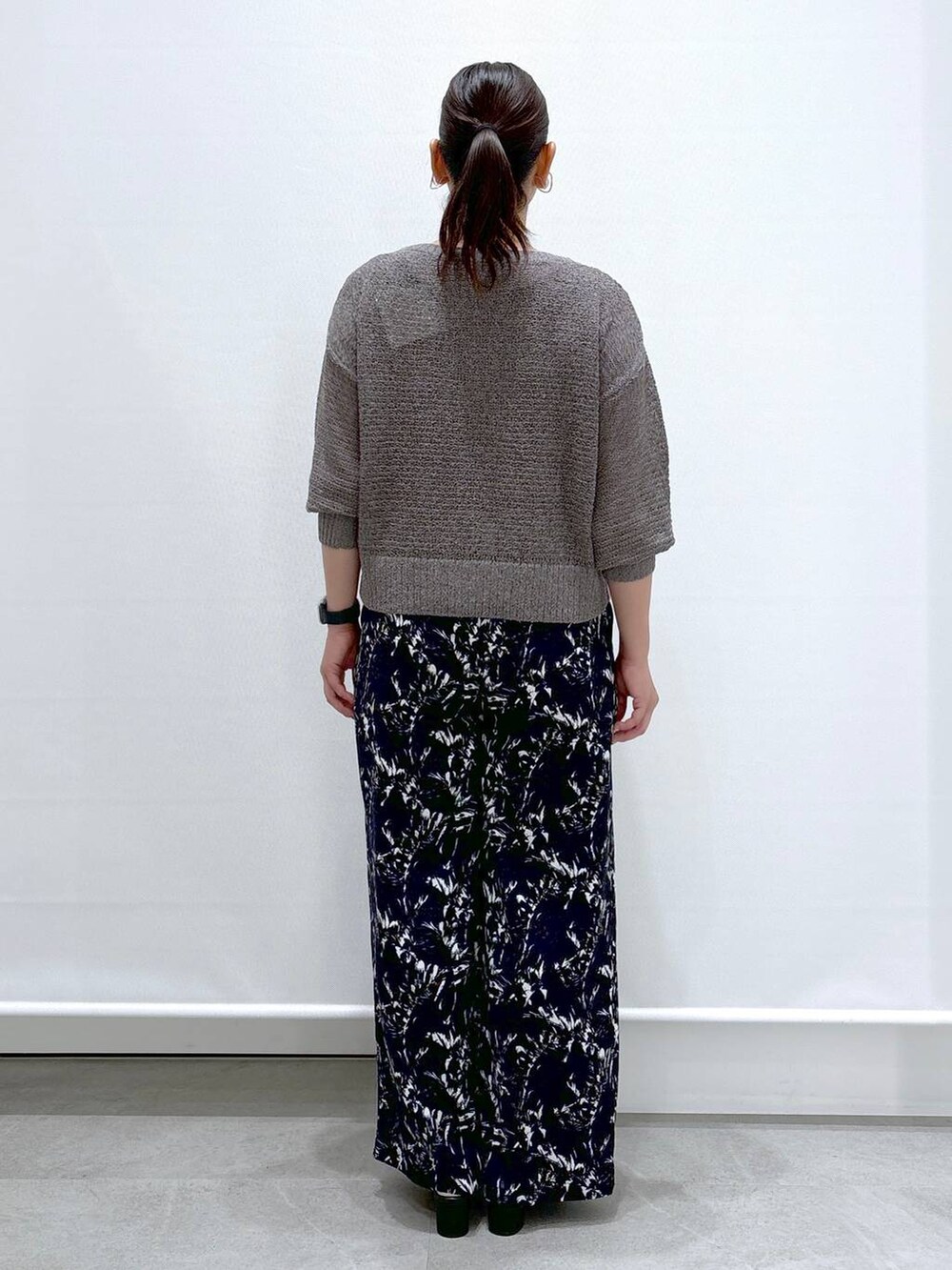 ブラック系のサンダル、ブルー系のその他パンツ、グレー系のニット/セーターを着用したレディースの夏コーディネートの4枚目の写真