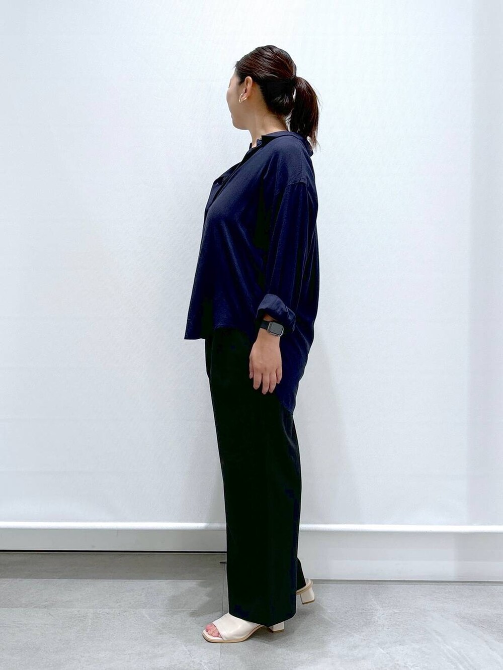 ホワイト系のサンダル、ブラック系のその他パンツ、ブルー系のシャツ/ブラウスを着用したレディースの秋コーディネートの3枚目の写真