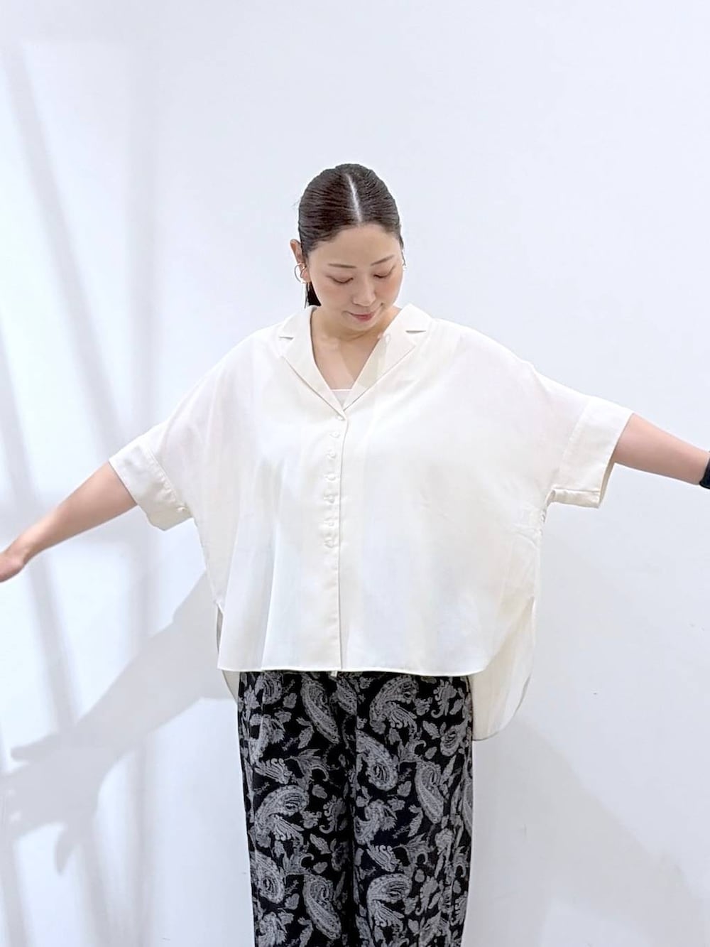 ホワイト系のシャツ/ブラウス、ブラック系のサンダル、ブラック系のその他パンツを着用したレディースの夏コーディネートの6枚目の写真