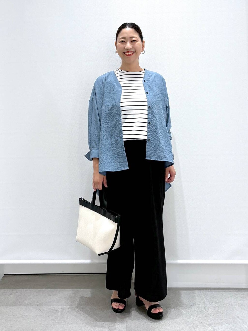 ブラック系のTシャツ/カットソー、ブルー系のシャツ/ブラウス、ブラック系のその他パンツを着用したレディースの夏コーディネートの2枚目の写真