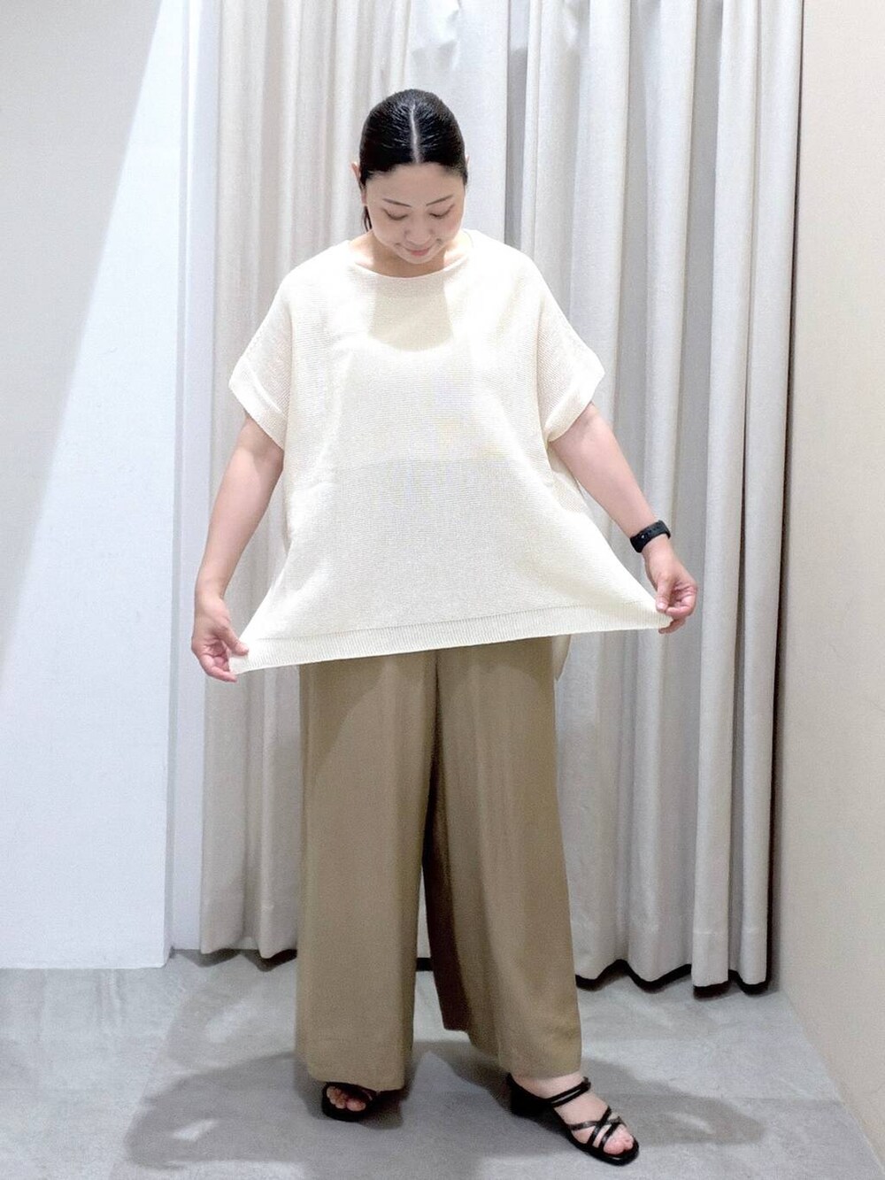 ブラック系のサンダル、ベージュ系のその他パンツ、ブラック系のかごバッグを着用したレディースの夏コーディネートの6枚目の写真