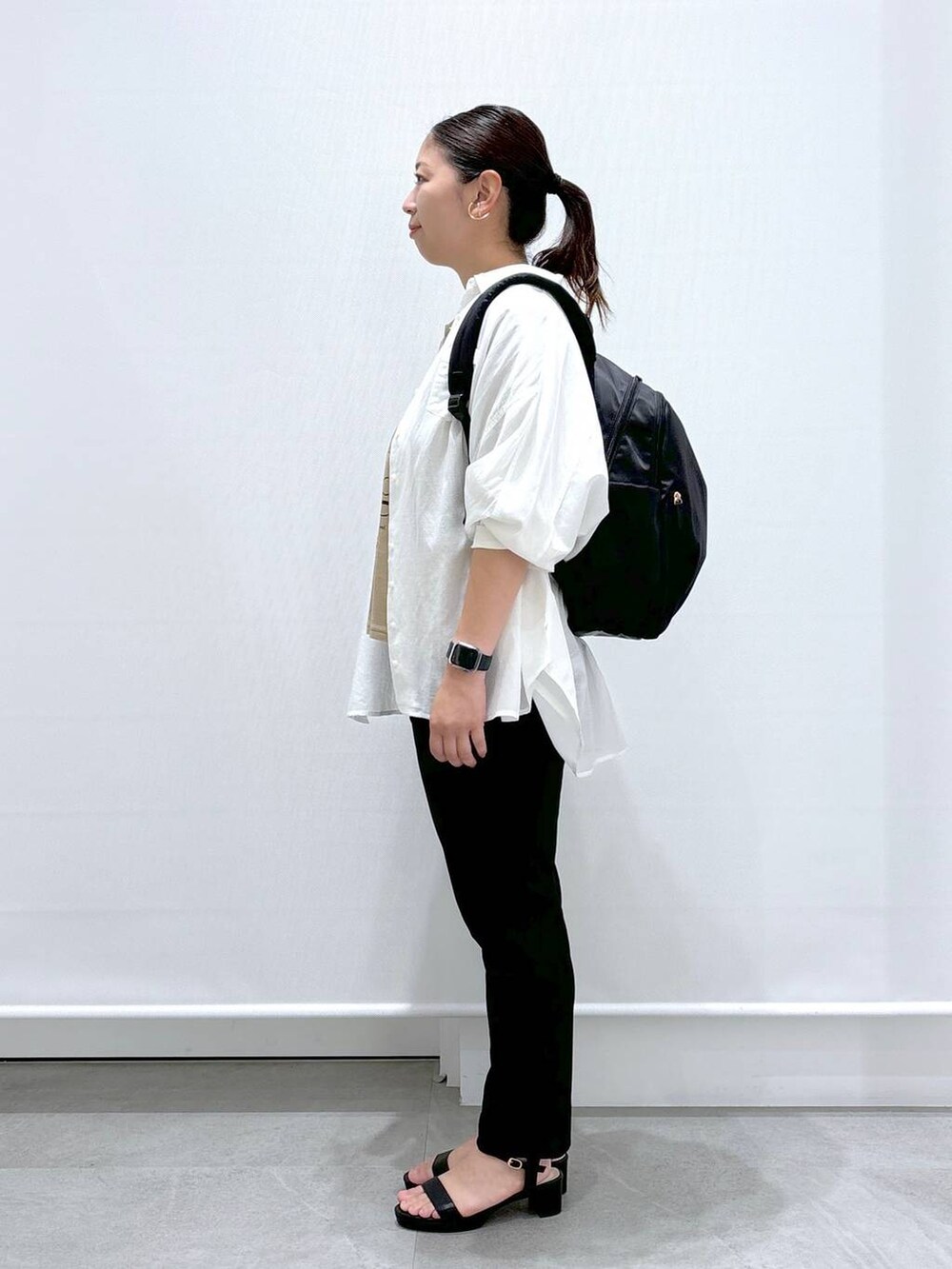 ブラック系のサンダル、ホワイト系のシャツ/ブラウス、ブラック系のその他パンツを着用したレディースの秋コーディネートの3枚目の写真