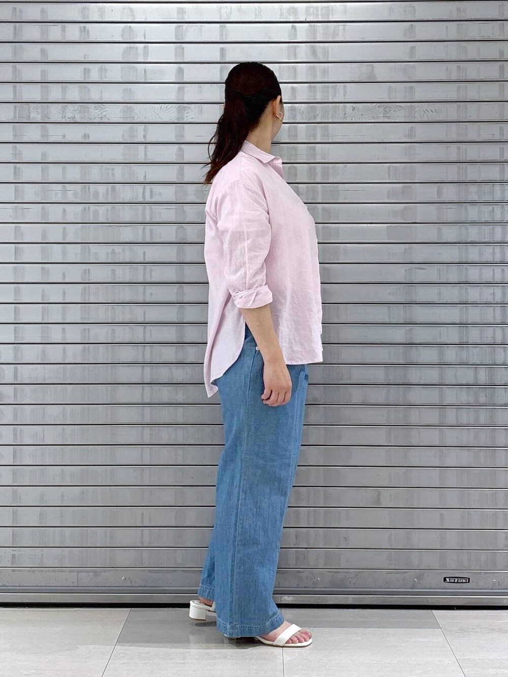 ピンク系のシャツ/ブラウス、ホワイト系のTシャツ/カットソー、ホワイト系のハンドバッグを着用したレディースの春コーディネートの5枚目の写真