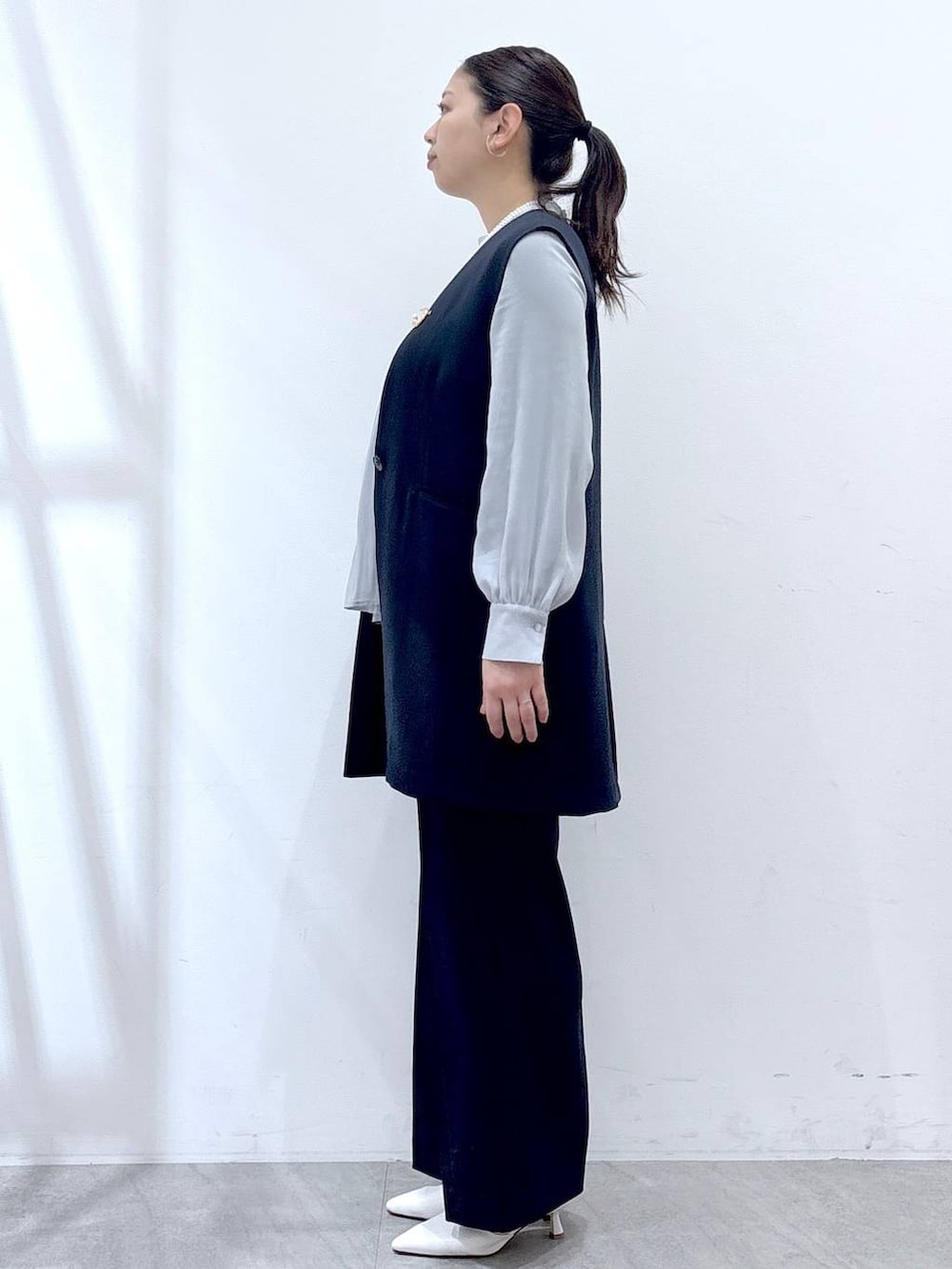 ブルー系のシャツ/ブラウス、ブルー系のその他パンツ、ブルー系のスーツベストを着用したレディースの冬コーディネートの3枚目の写真