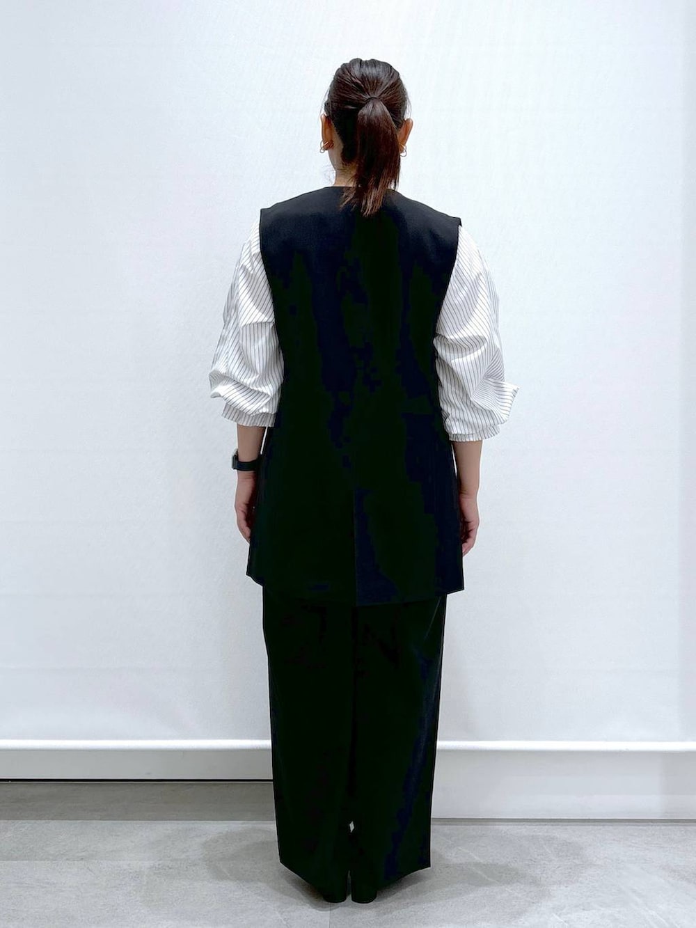 ホワイト系のシャツ/ブラウス、ブラック系のサンダル、ブラック系のその他パンツを着用したレディースの夏コーディネートの4枚目の写真