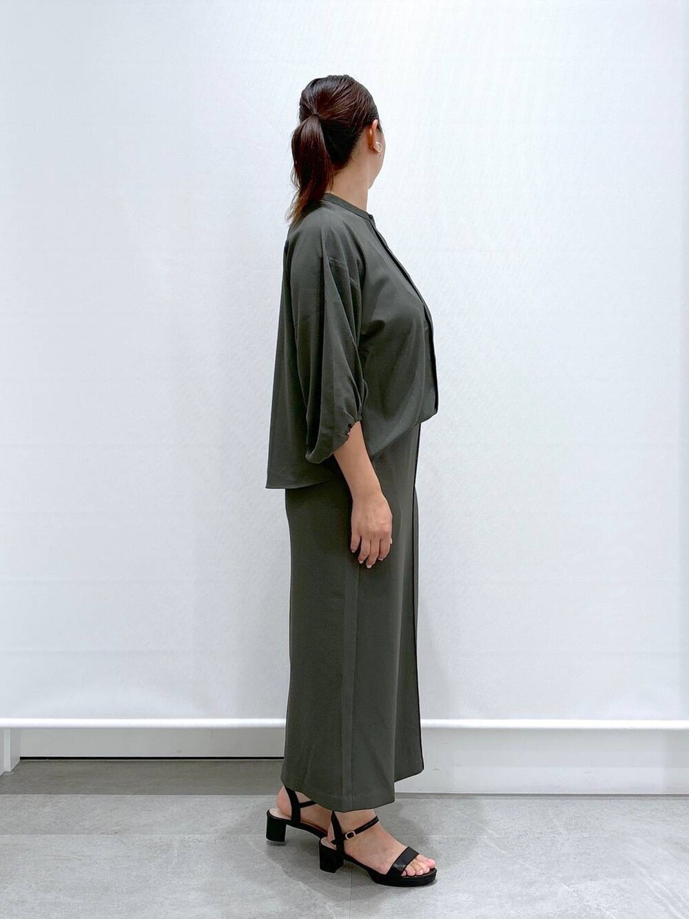 グリーン系のシャツ/ブラウス、グリーン系のTシャツ/カットソー、ブラック系のサンダルを着用したレディースの夏コーディネートの4枚目の写真