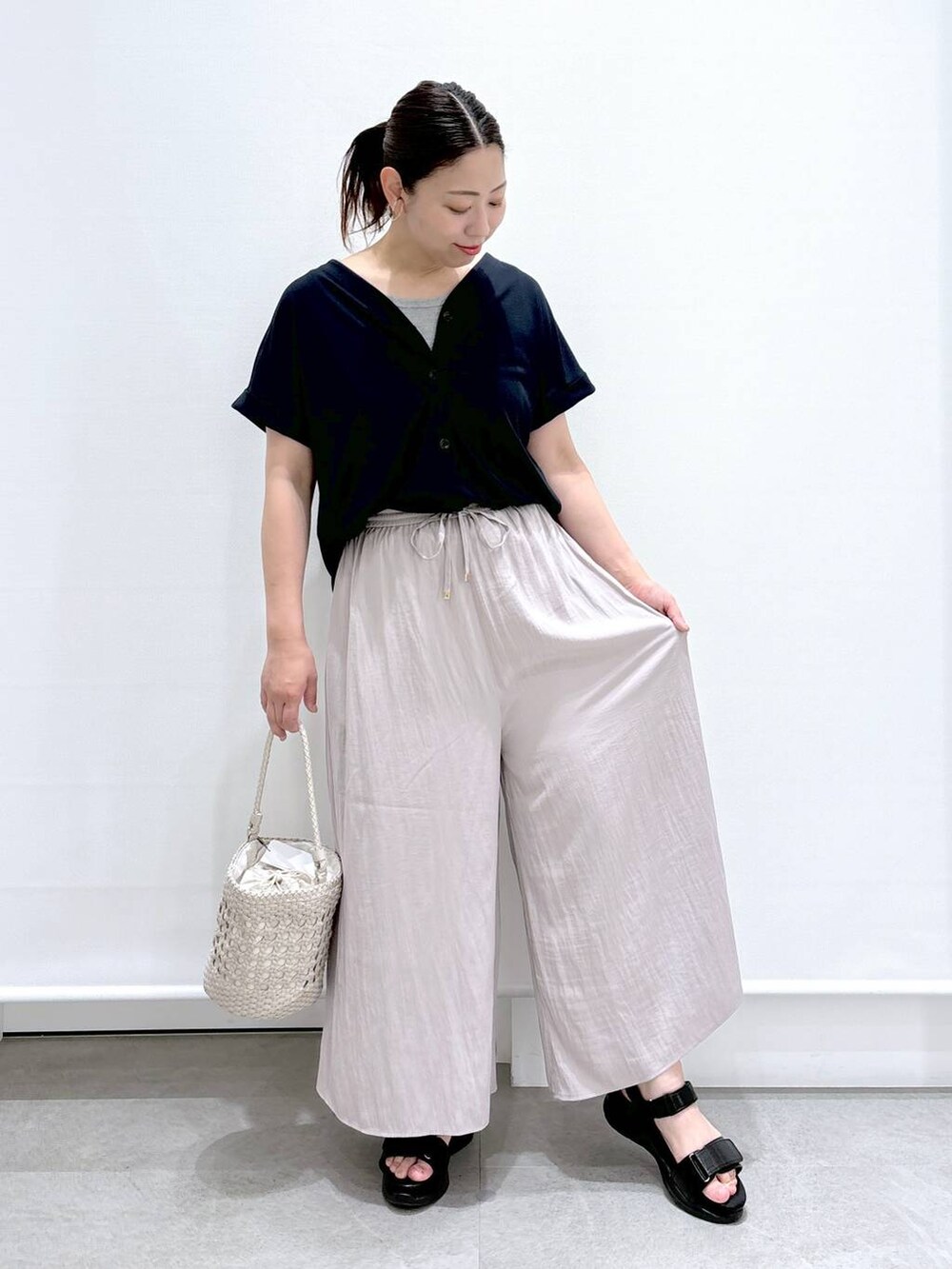 シルバー系のTシャツ/カットソー、ブラック系のサンダル、ベージュ系のその他パンツを着用したレディースの春コーディネートの2枚目の写真