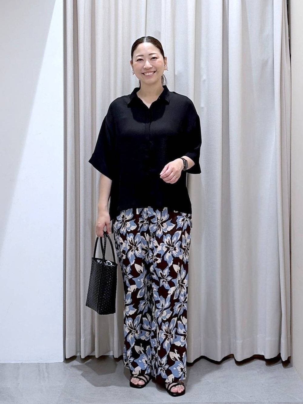 ブラック系のシャツ/ブラウス、ブルー系のその他パンツ、ブラック系のサンダルを着用したレディースの夏コーディネートの2枚目の写真