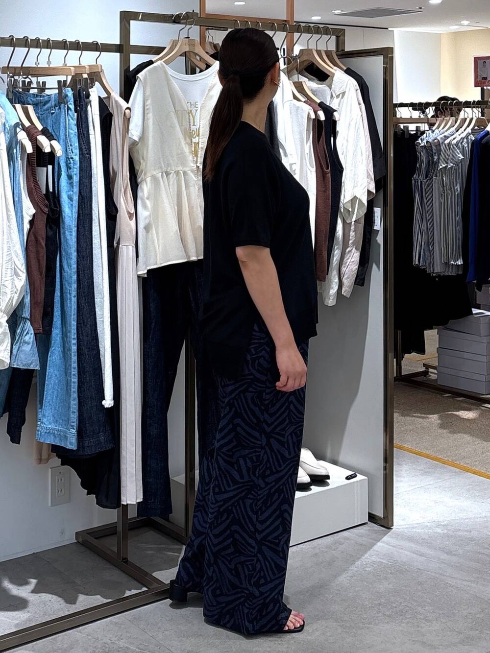 ブルー系のその他パンツ、ブラック系のニット/セーターを着用したレディースの夏コーディネートの5枚目の写真