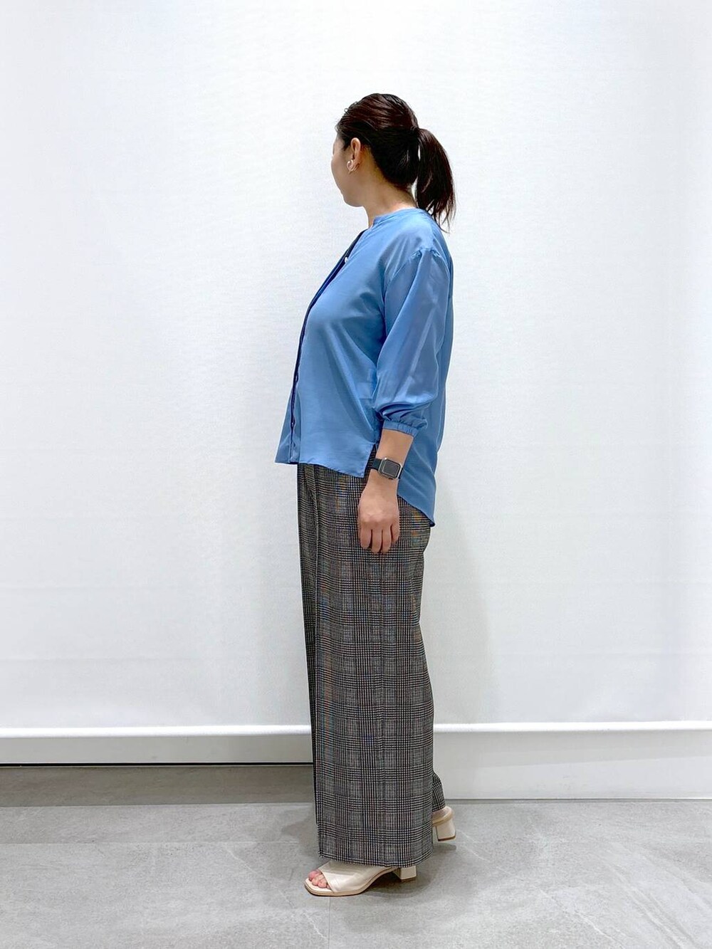 ホワイト系のサンダル、ホワイト系のトートバッグ、ブルー系のシャツ/ブラウスを着用したレディースの夏コーディネートの3枚目の写真