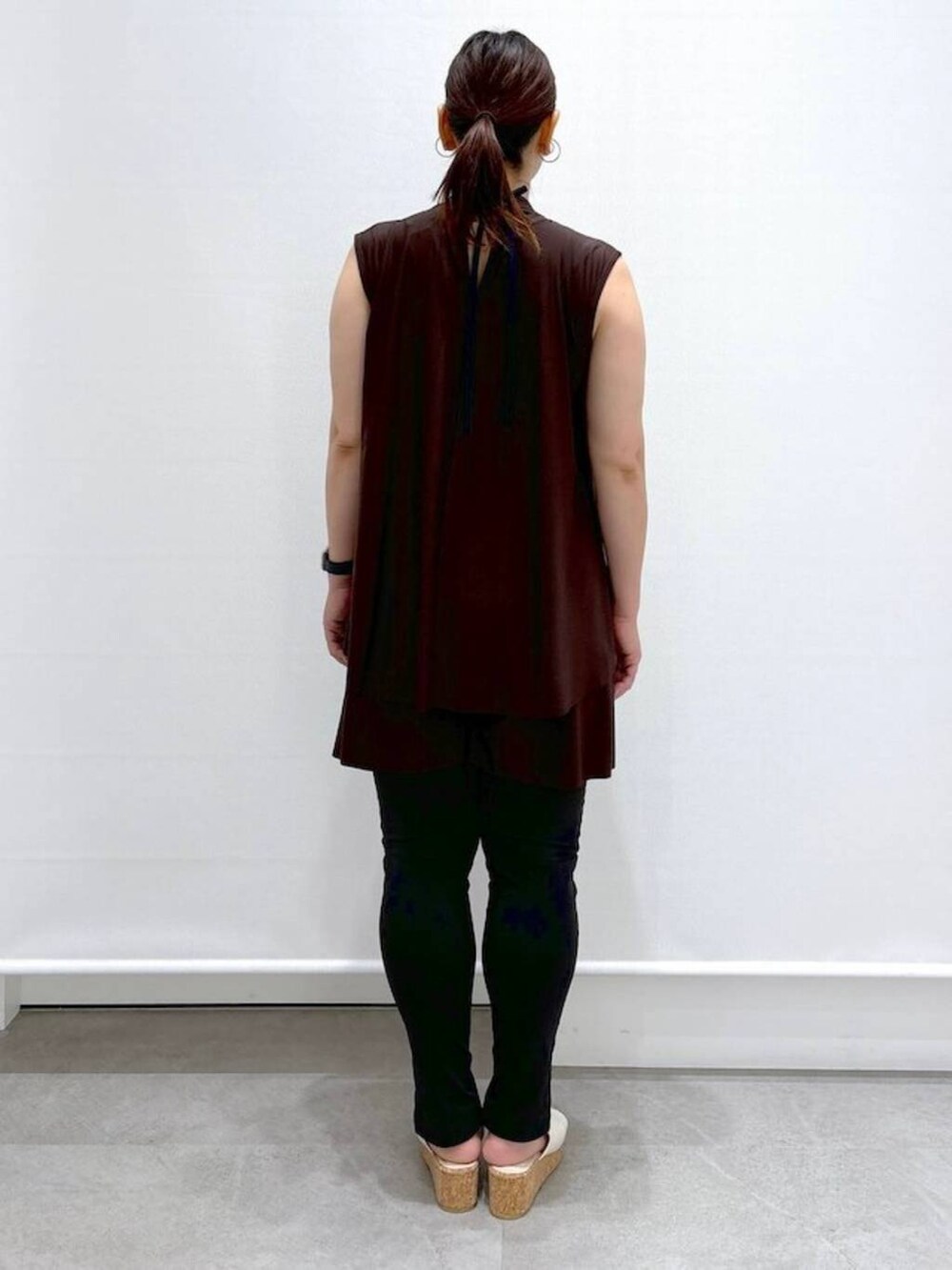 ホワイト系のサンダルを着用したレディースの夏コーディネートの4枚目の写真