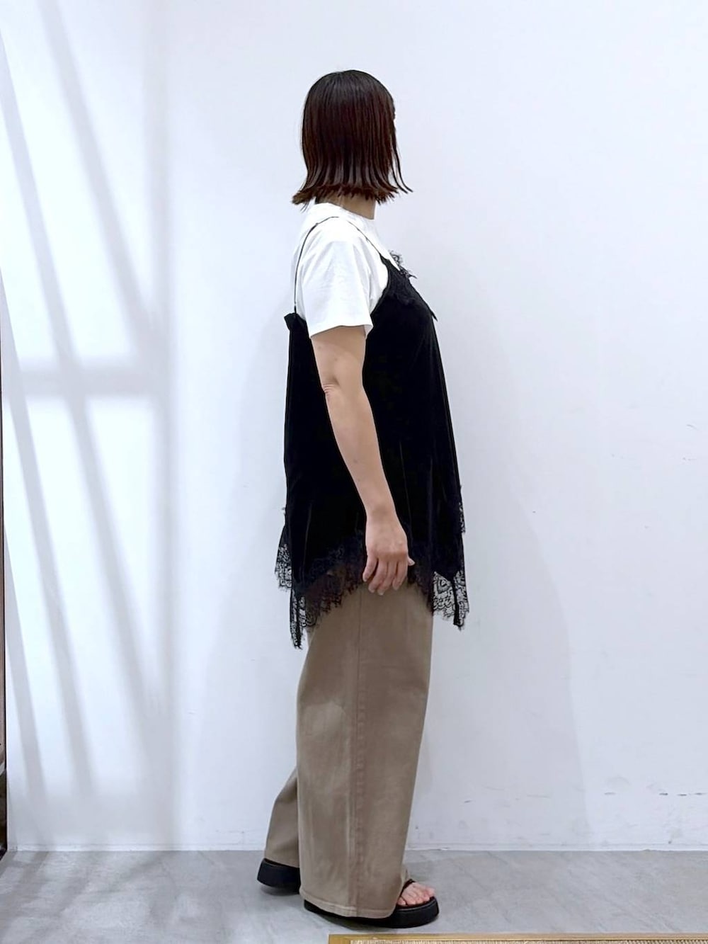ホワイト系のTシャツ/カットソー、ブラック系のキャミソール、ブラック系のトートバッグを着用したレディースの夏コーディネートの5枚目の写真