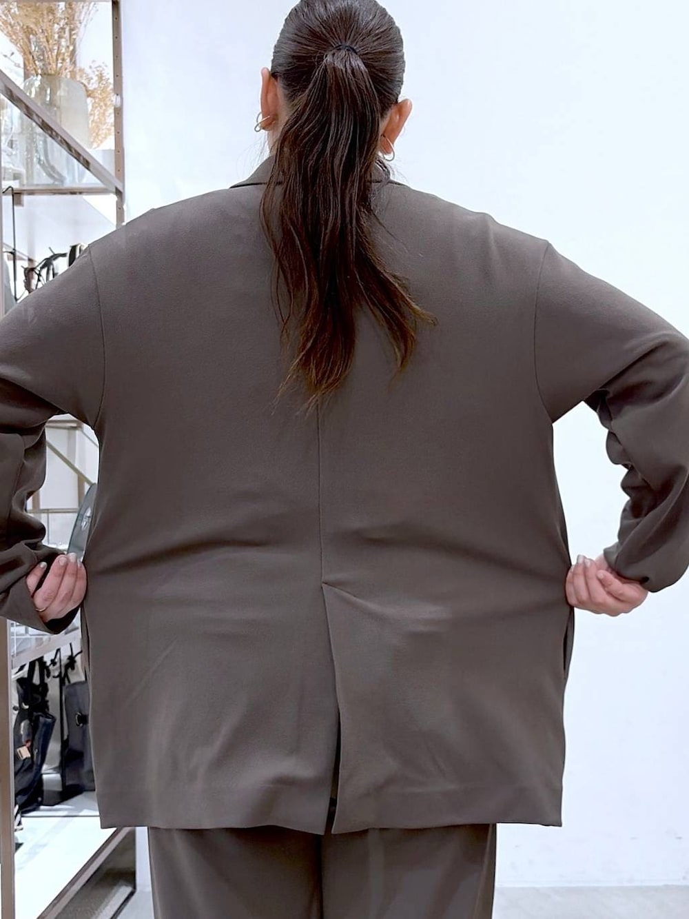 ブラウン系のその他パンツ、ブラック系のハンドバッグ、ブラウン系のテーラードジャケットを着用したレディースの春コーディネートの8枚目の写真