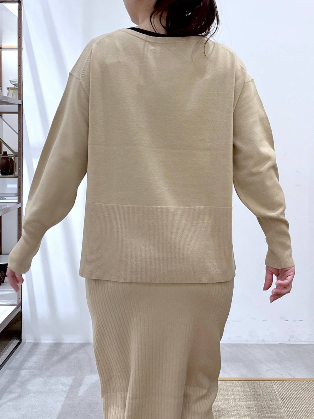 ベージュ系のニット/セーター、ベージュ系のスカート、ブラック系のパンプスを着用したレディースの冬コーディネートの4枚目の写真