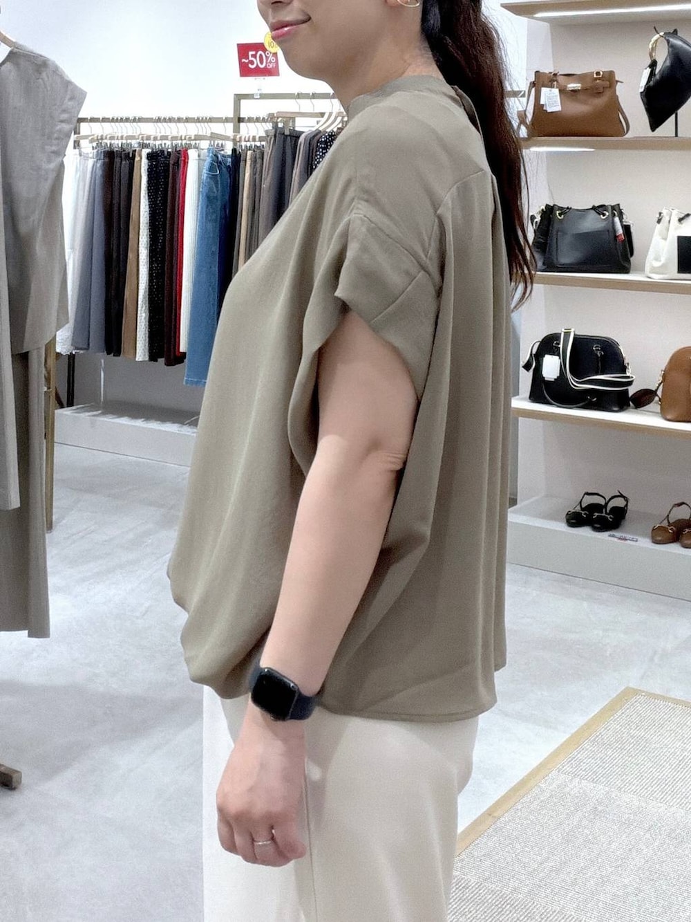 ホワイト系のその他パンツ、グリーン系のTシャツ/カットソー、ホワイト系のトートバッグを着用したレディースの夏コーディネートの5枚目の写真