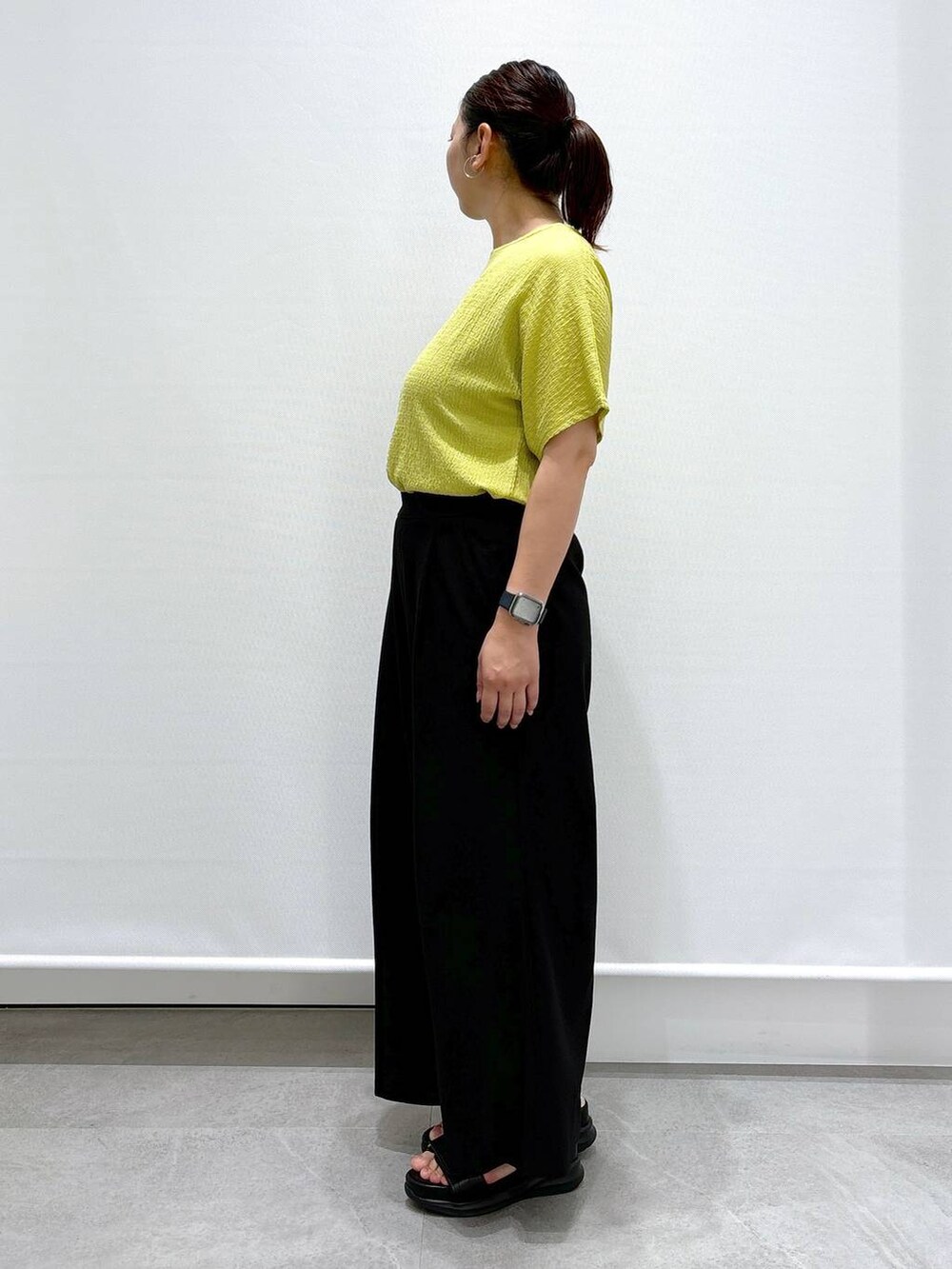 ブラック系のサンダル、ブラック系のその他パンツ、ブラック系のその他パンツを着用したレディースの夏コーディネートの3枚目の写真