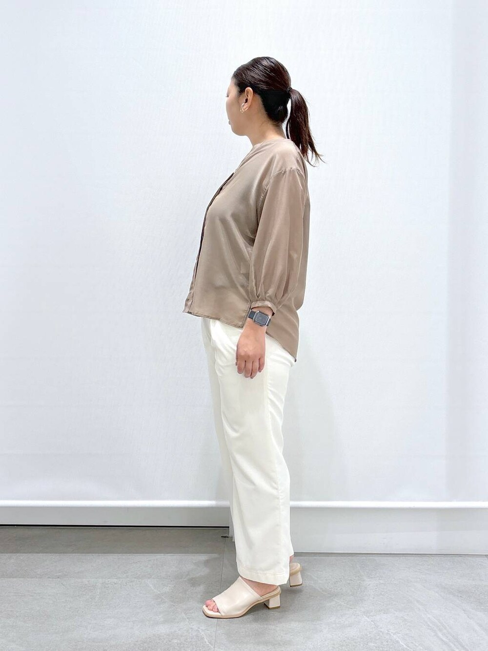 ホワイト系のサンダル、ホワイト系のその他パンツ、ブラウン系のシャツ/ブラウスを着用したレディースの秋コーディネートの3枚目の写真