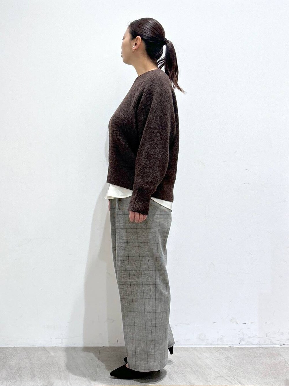 ホワイト系のシャツ/ブラウス、ブラック系のトートバッグ、ブラック系のその他パンツを着用したレディースの冬コーディネートの3枚目の写真