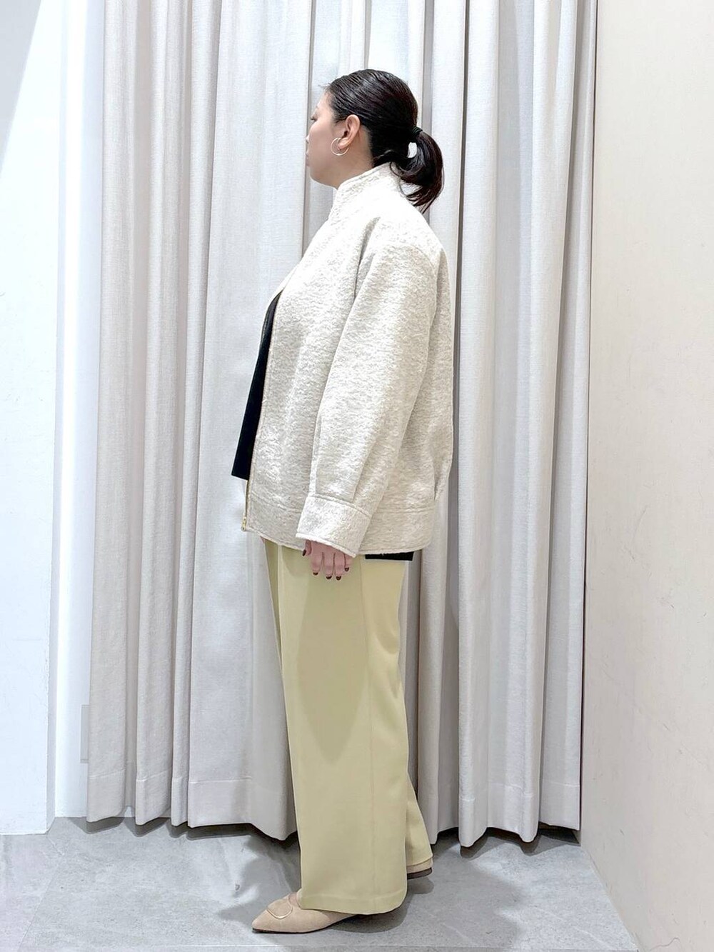 イエロー系のその他パンツ、イエロー系のその他パンツ、ベージュ系のパンプスを着用したレディースの秋コーディネートの3枚目の写真