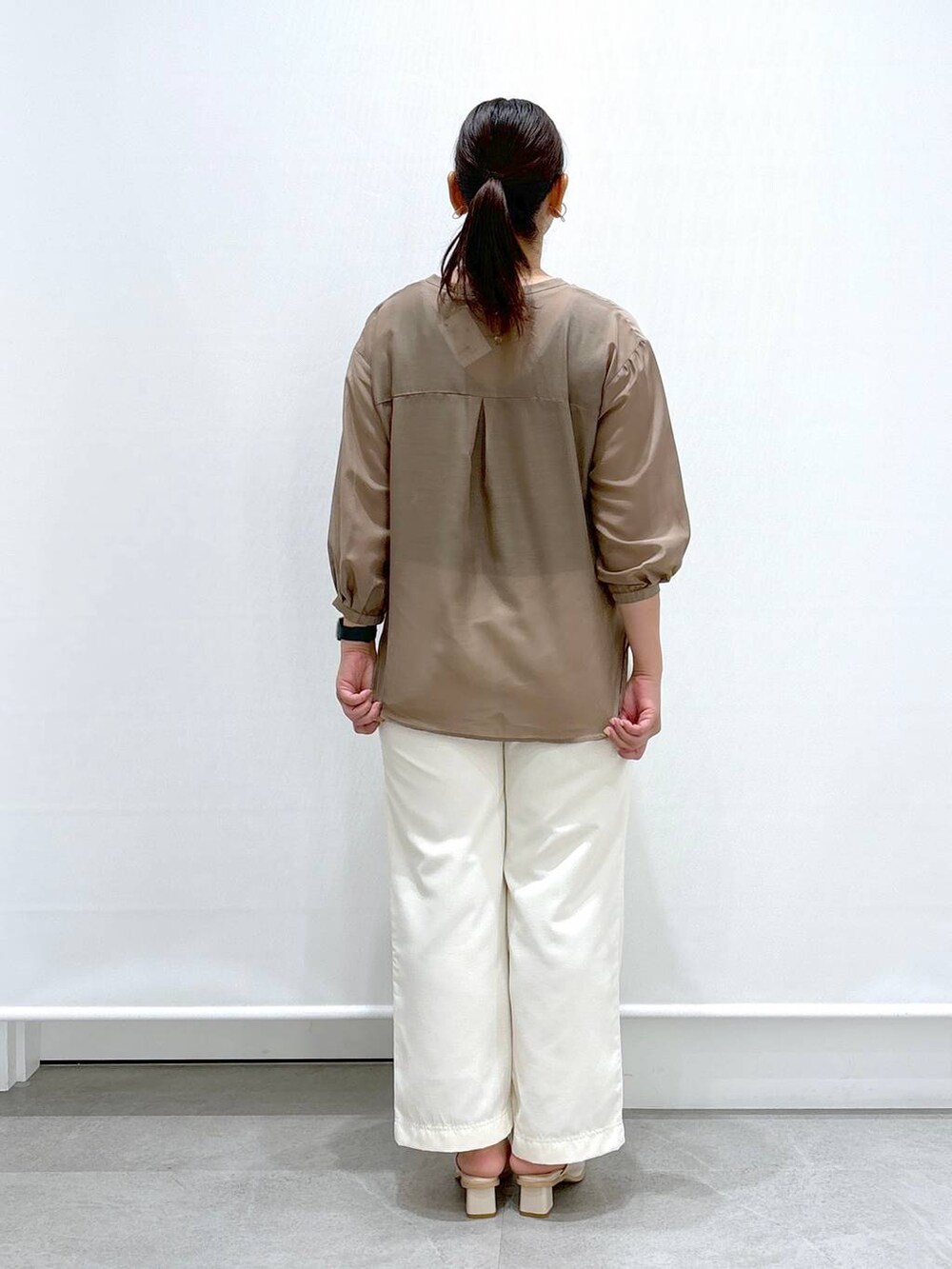 ホワイト系のサンダル、ホワイト系のその他パンツ、ブラウン系のシャツ/ブラウスを着用したレディースの秋コーディネートの4枚目の写真