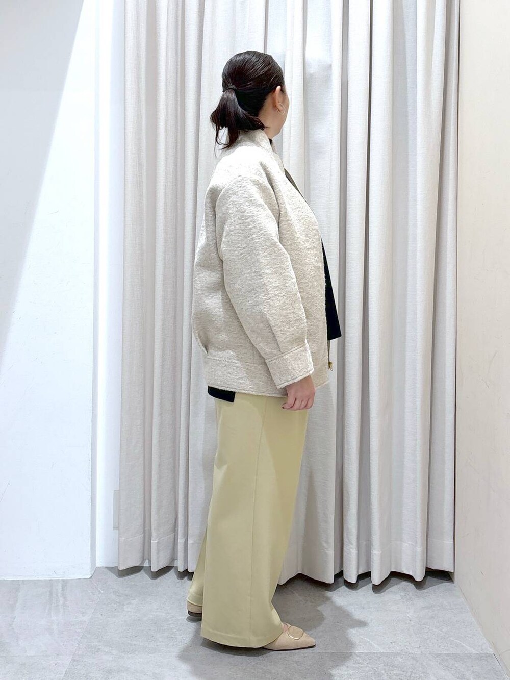 イエロー系のその他パンツ、イエロー系のその他パンツ、ベージュ系のパンプスを着用したレディースの秋コーディネートの5枚目の写真