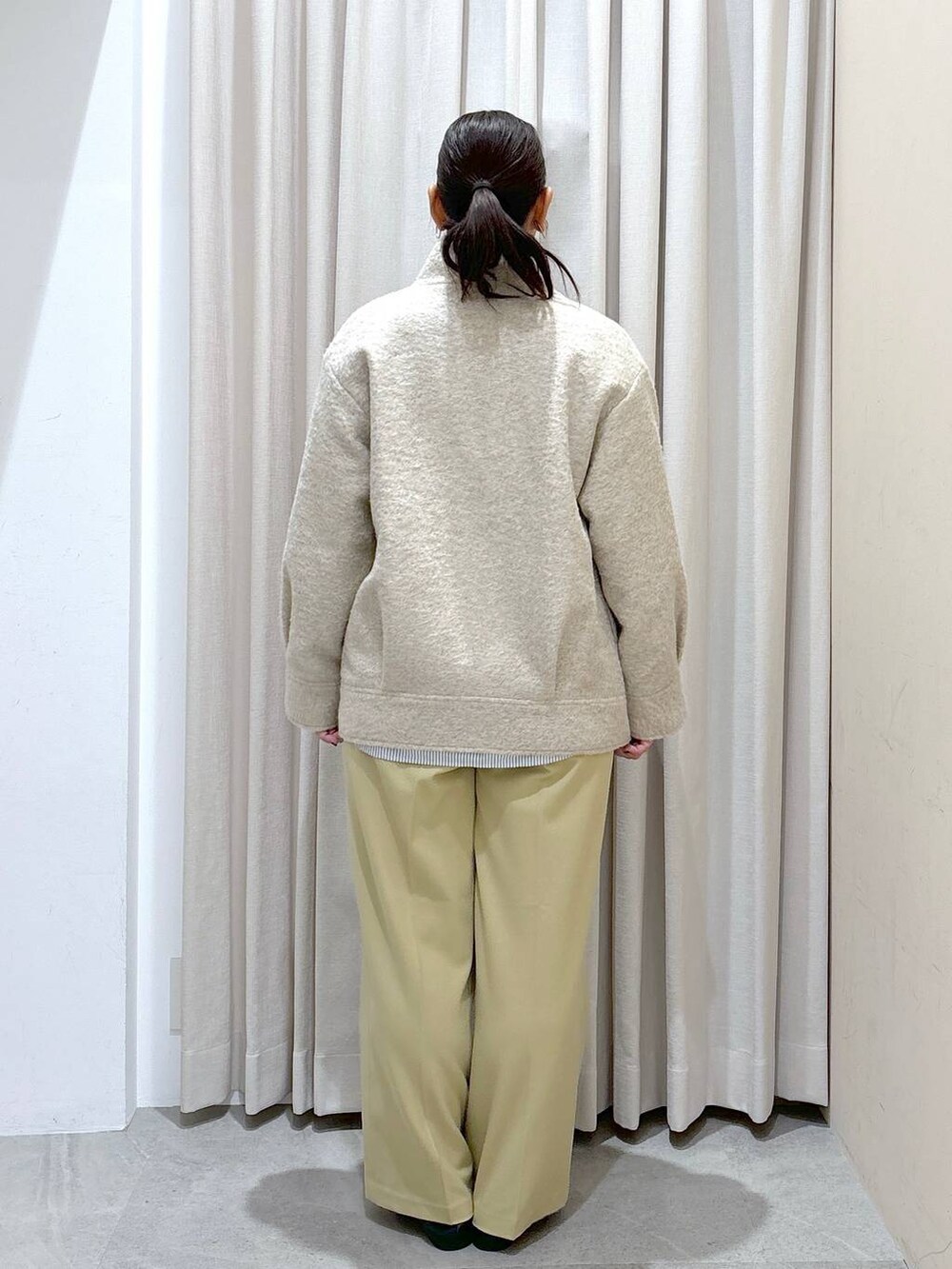 イエロー系のその他パンツ、イエロー系のその他パンツ、ブラック系のパンプスを着用したレディースの冬コーディネートの4枚目の写真