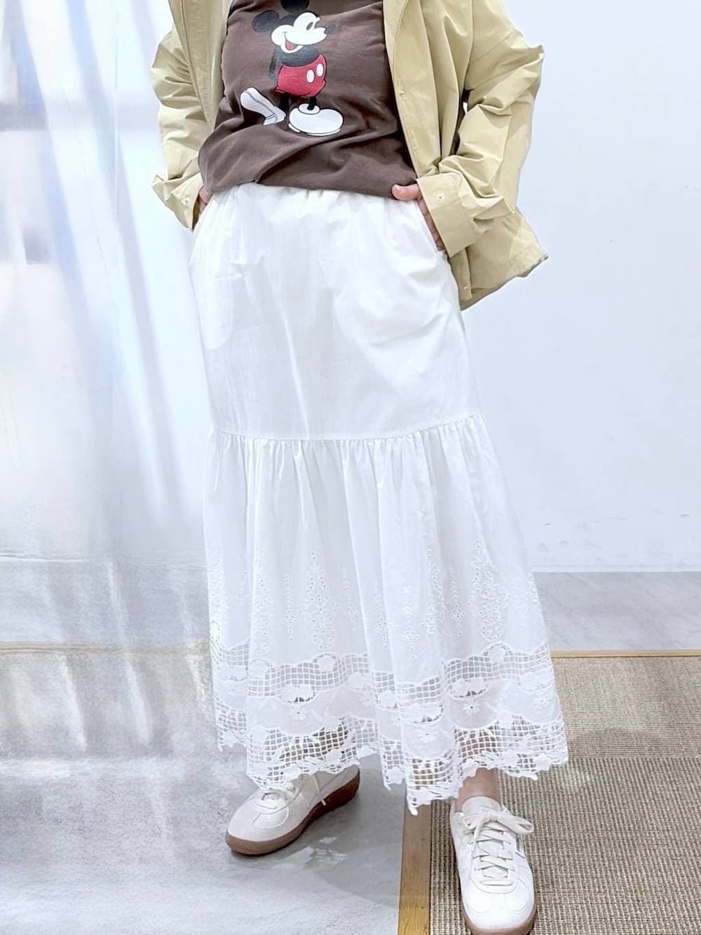 ブラウン系のTシャツ/カットソー、ブラック系のバックパック/リュック、ホワイト系のスカートを着用したレディースの春コーディネートの8枚目の写真