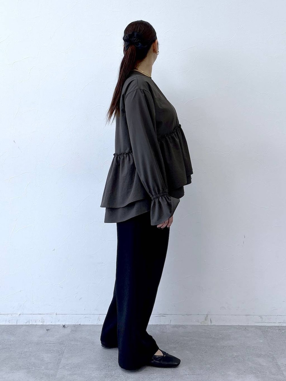 ブラック系のトートバッグ、ブラック系のパンプス、ブラウン系のシャツ/ブラウスを着用したレディースの冬コーディネートの5枚目の写真