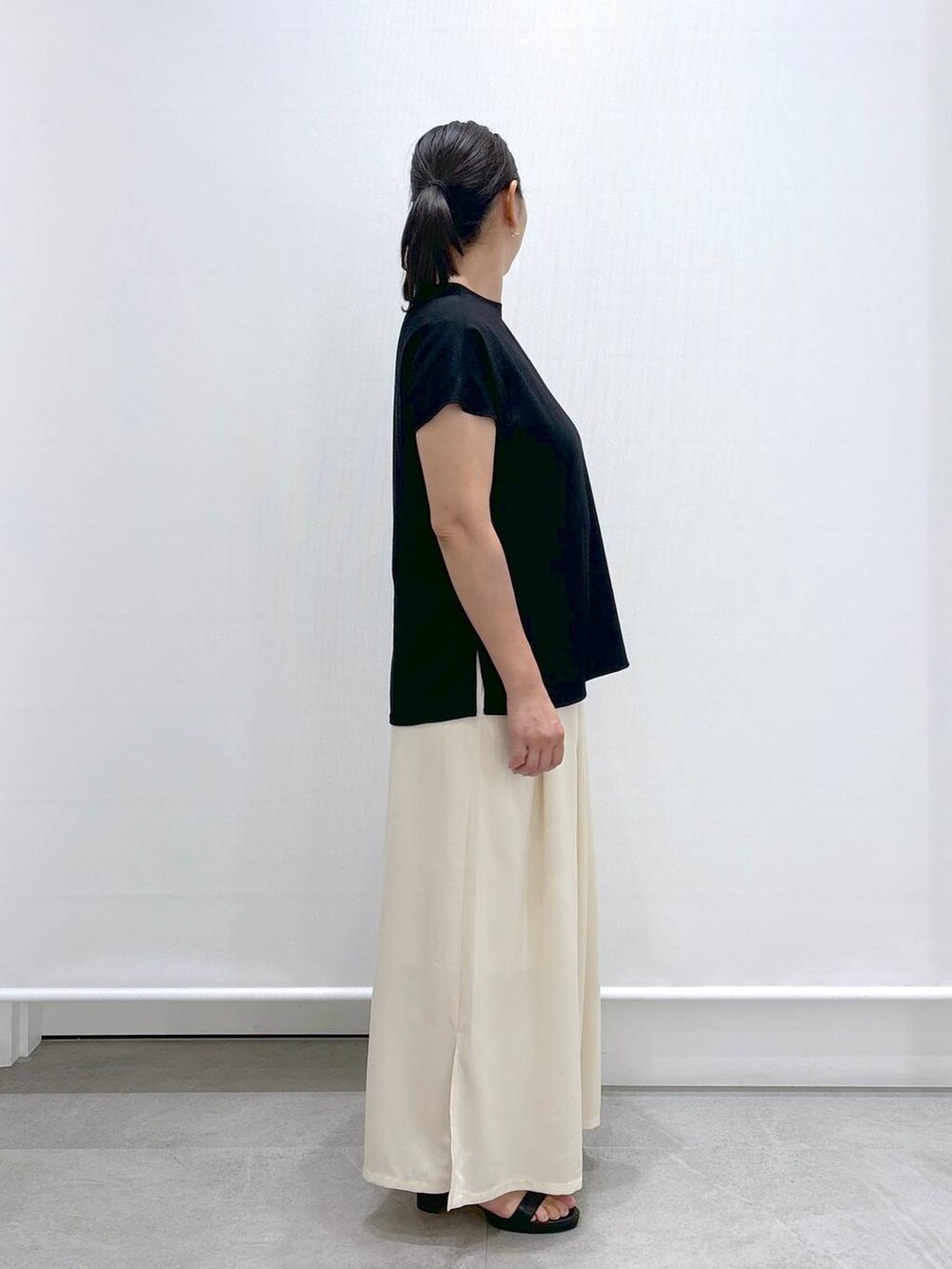 ブラック系のシャツ/ブラウス、ホワイト系のその他パンツ、ブラック系のサンダルを着用したレディースの夏コーディネートの4枚目の写真