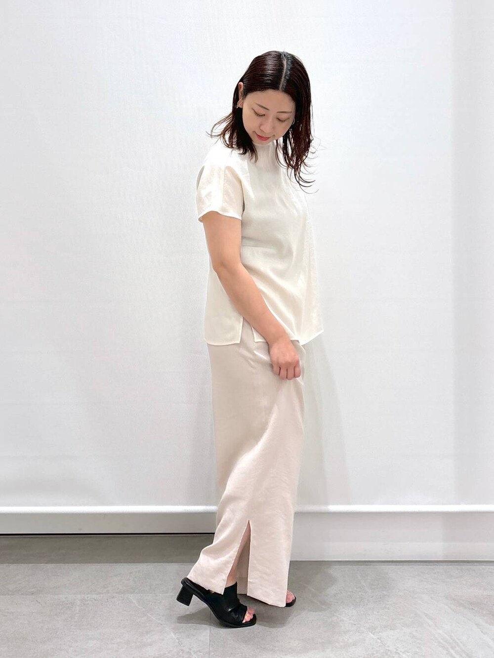 ブラック系のサンダル、ブラック系のハンドバッグ、ベージュ系のその他パンツを着用したレディースの夏コーディネートの5枚目の写真