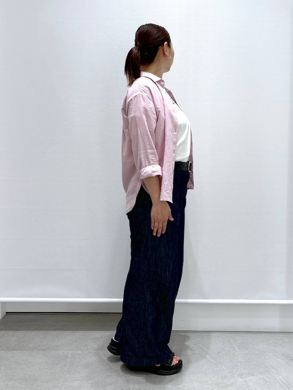 「おでかけ、デニムパンツ、ワイドパンツ、サンダル、ショルダーバッグ、体型カバー、Tシャツ、パンツ、接触冷感、着痩せ・細見え、ベーシック/シンプル、ママコーデ、楽ちんコーデ、夏コーデ、骨格ナチュラル」｜「Eluraのサマーワイドデニム／104297（デニムパンツ、ブルー系）」を使った、はつなさん（レディース・158cm）の春コーディネートの5枚目の写真