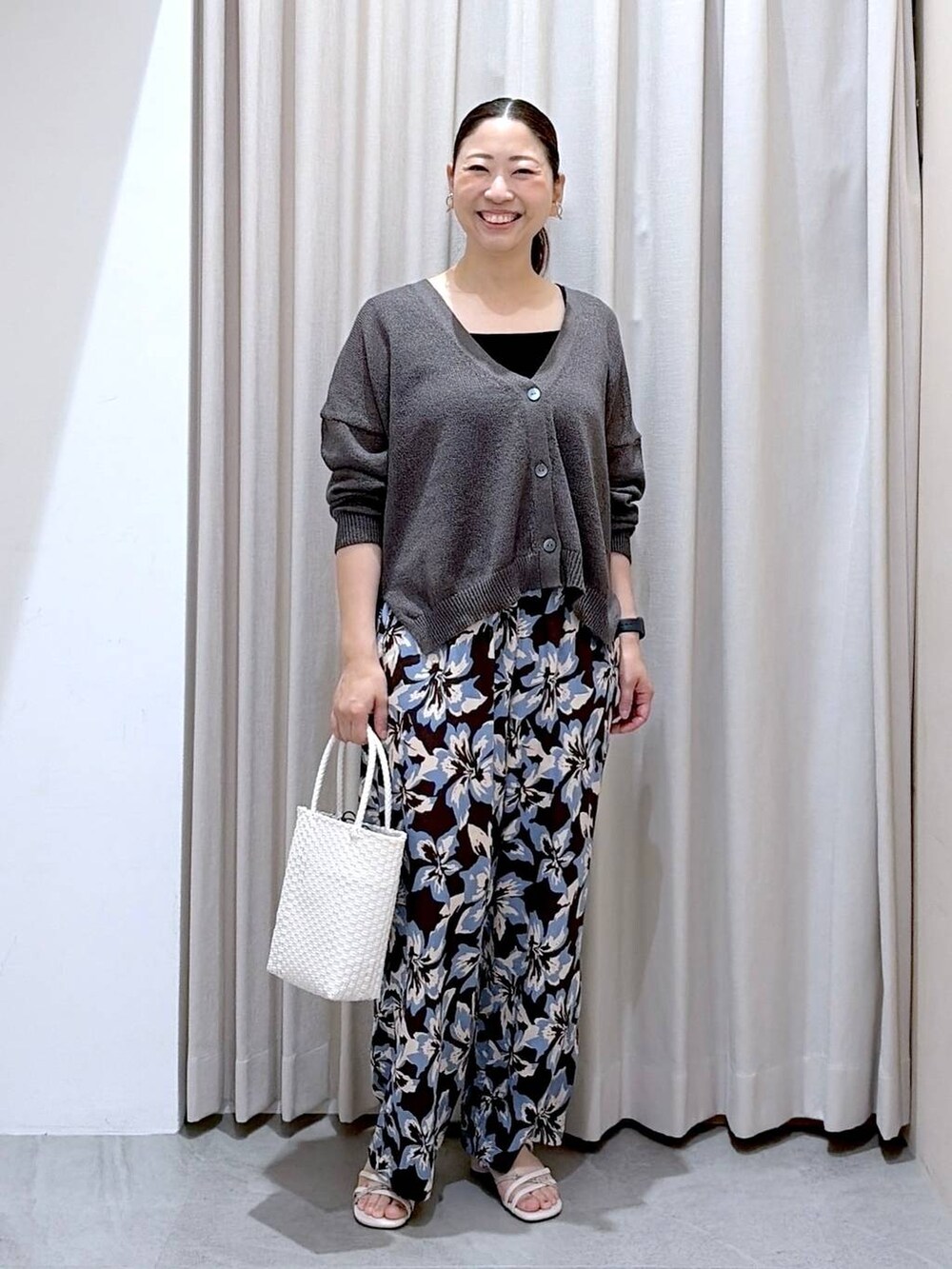 グレー系のカーディガン/ボレロ、ブルー系のその他パンツ、ホワイト系のサンダルを着用したレディースの夏コーディネートの2枚目の写真