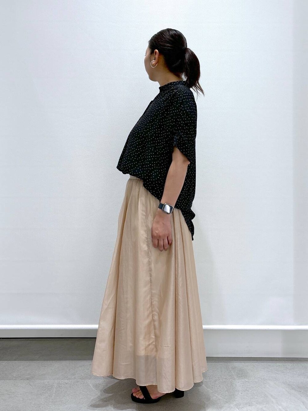 ブラック系のショルダーバッグ、ブラック系のシャツ/ブラウス、ブラック系のサンダルを着用したレディースの夏コーディネートの3枚目の写真