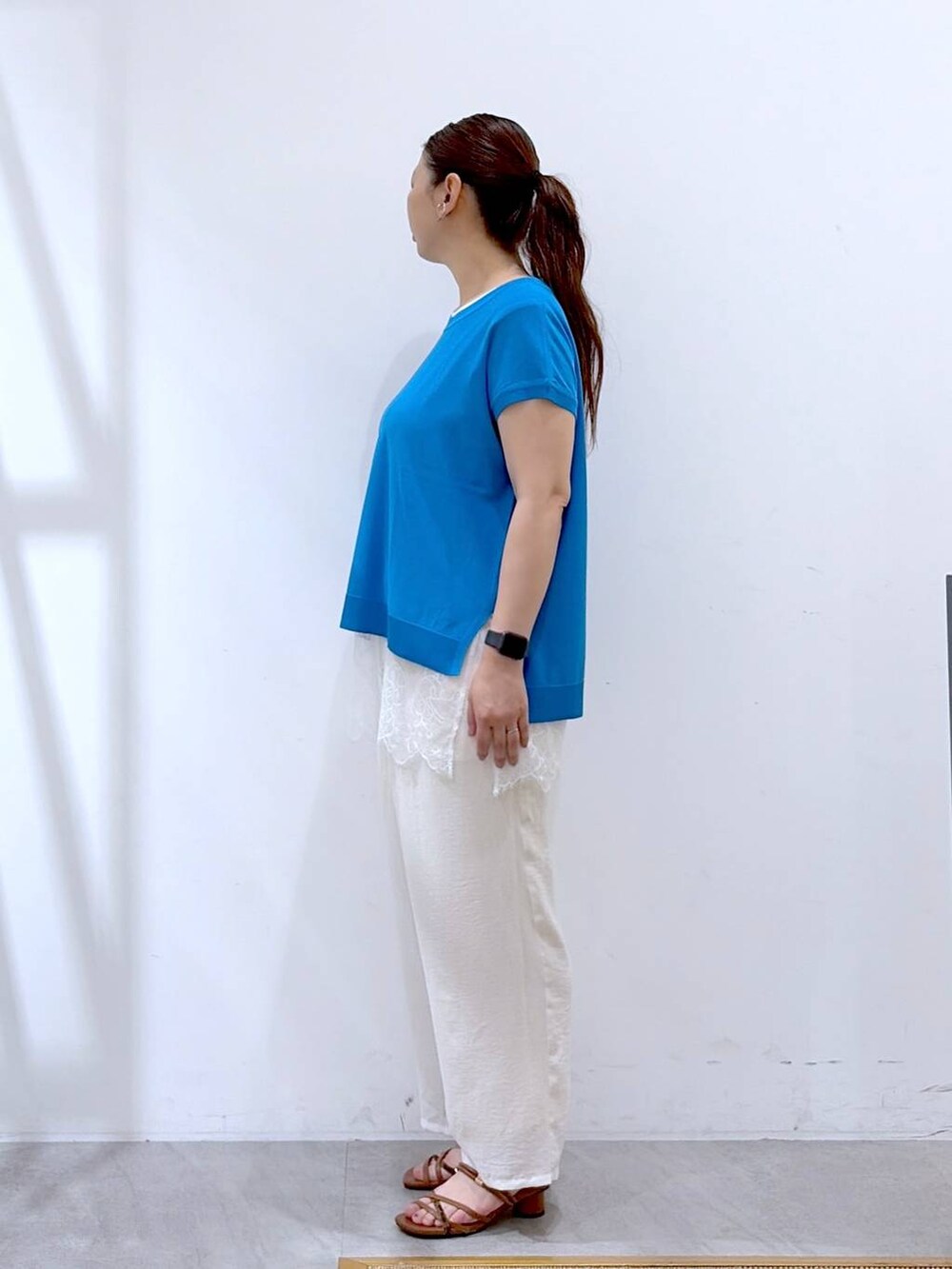 ホワイト系のその他パンツ、ホワイト系のTシャツ/カットソー、ブルー系のニット/セーターを着用したレディースの夏コーディネートの3枚目の写真