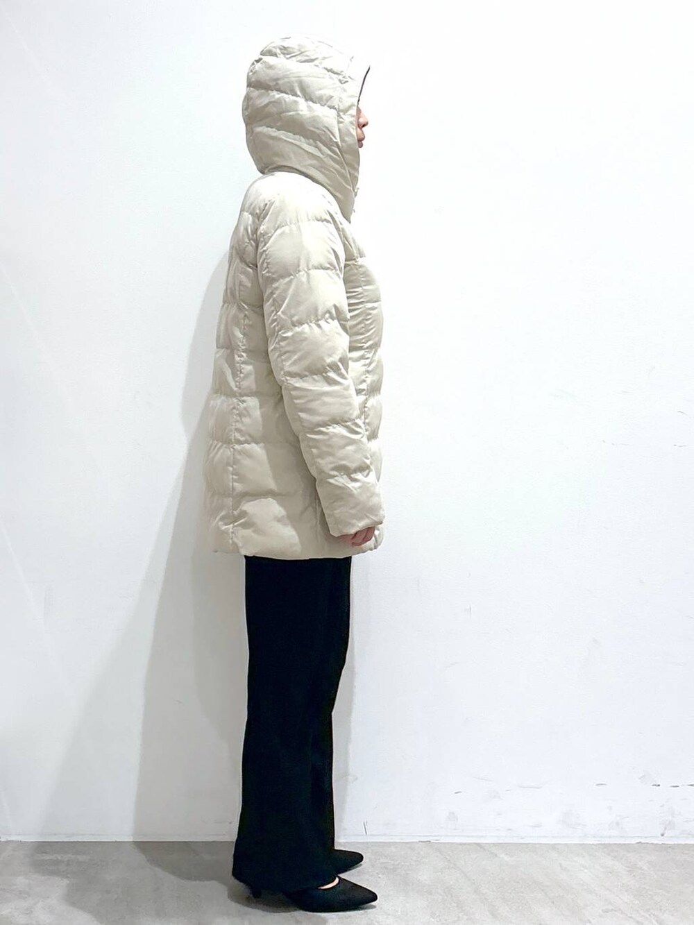 ホワイト系のシャツ/ブラウス、ブラック系のその他パンツ、ブラック系のその他パンツを着用したレディースの冬コーディネートの8枚目の写真